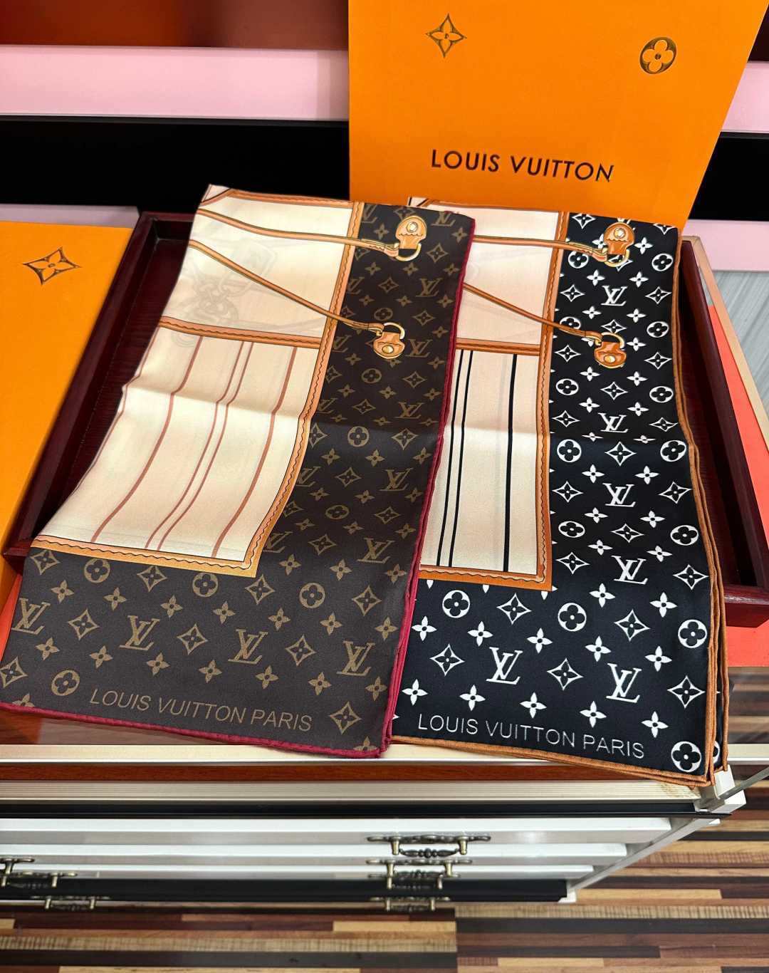 新款🔥LV gw同步【18mm双面同色顶级真丝】[庆祝]“L家”90典藏方巾通过别致的经典色彩向原创设计致敬[太阳]作品