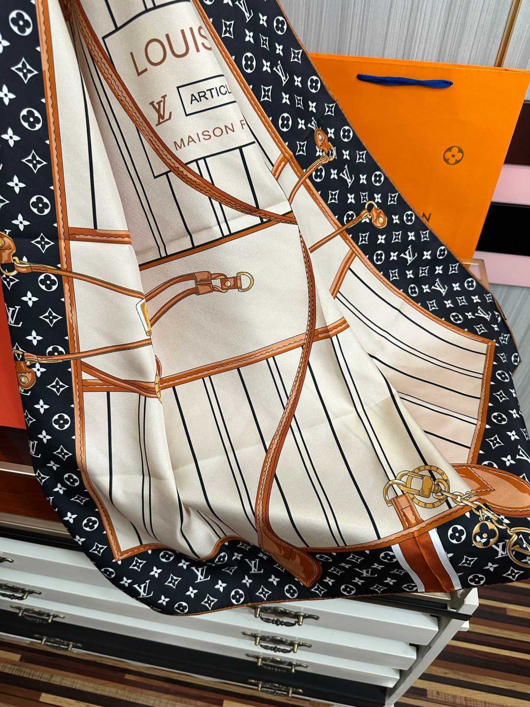 新款🔥LV gw同步【18mm双面同色顶级真丝】[庆祝]“L家”90典藏方巾通过别致的经典色彩向原创设计致敬[太阳]作品