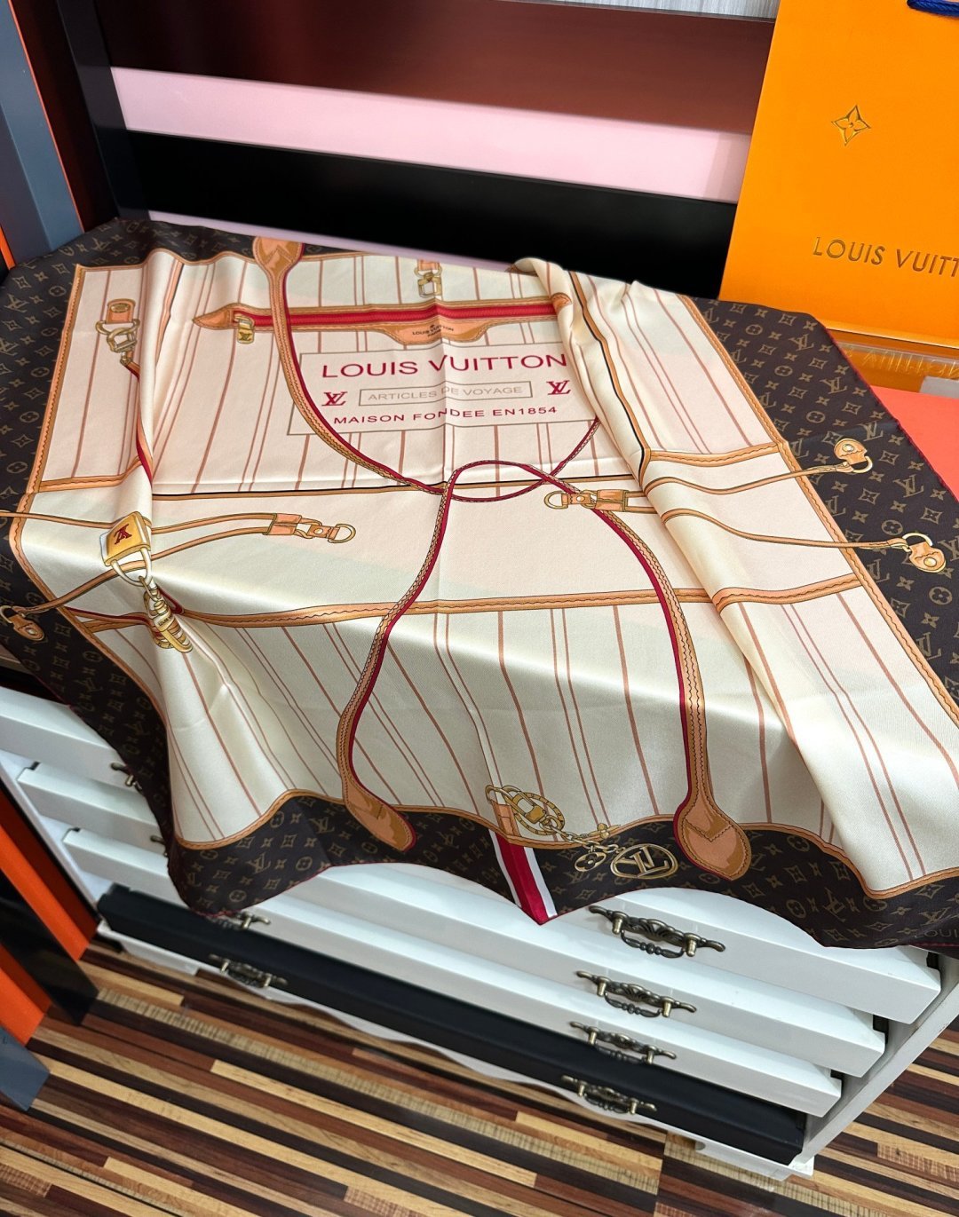 新款🔥LV gw同步【18mm双面同色顶级真丝】[庆祝]“L家”90典藏方巾通过别致的经典色彩向原创设计致敬[太阳]作品