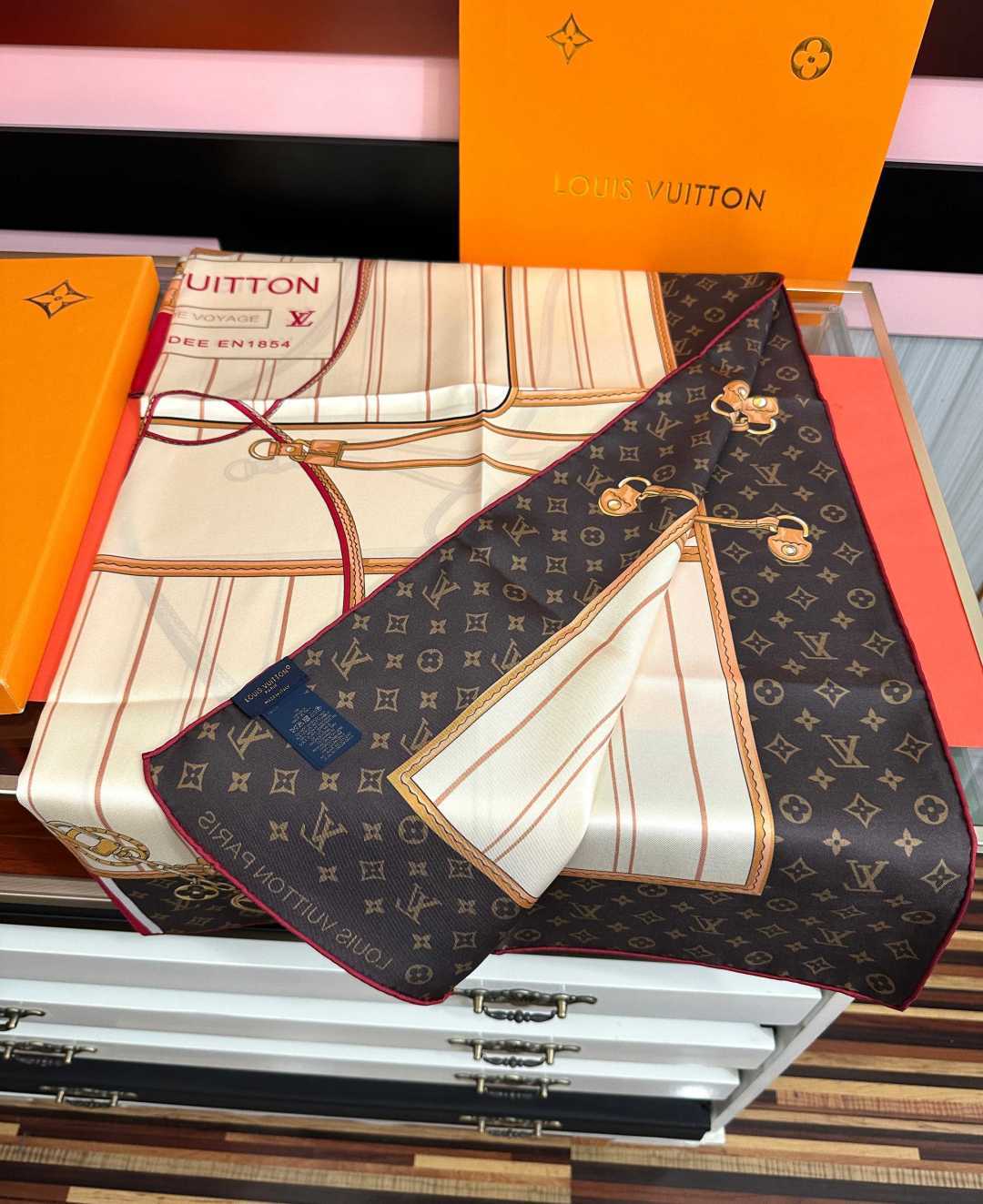 新款🔥LV gw同步【18mm双面同色顶级真丝】[庆祝]“L家”90典藏方巾通过别致的经典色彩向原创设计致敬[太阳]作品
