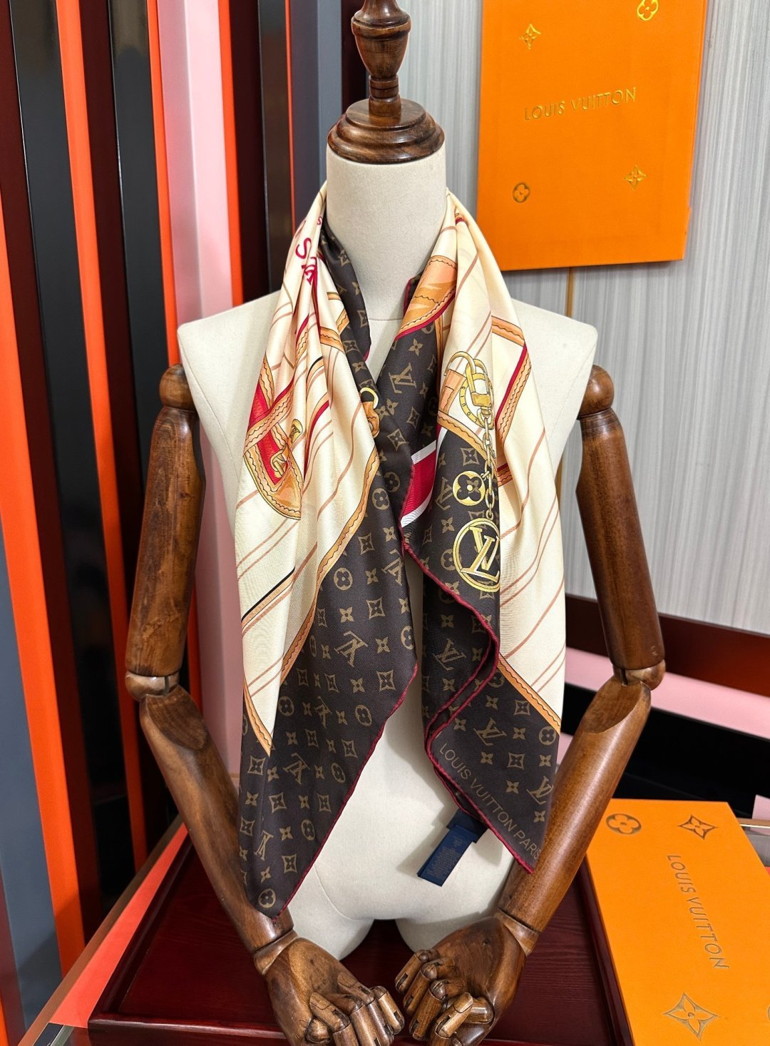 新款🔥LV gw同步【18mm双面同色顶级真丝】[庆祝]“L家”90典藏方巾通过别致的经典色彩向原创设计致敬[太阳]作品