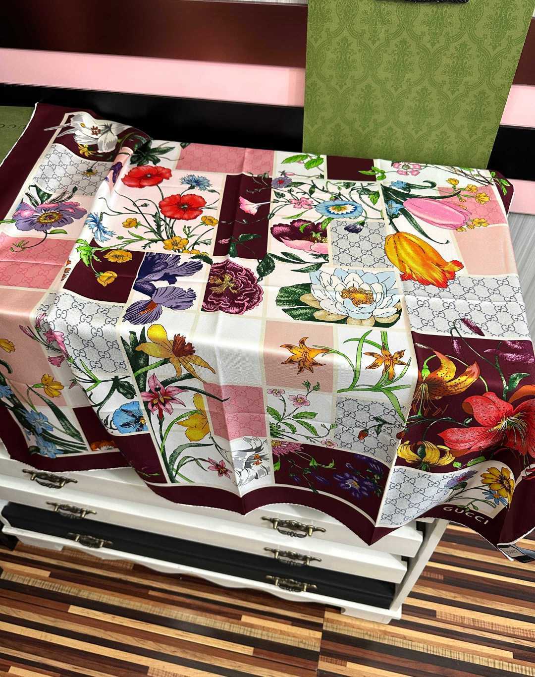 🔥新款Gucci 2026印花双面同色桑品牌桑蚕丝配饰系列秉承经典[强]以华贵材质、精湛工艺与清新色调焕新演绎GG、织带
