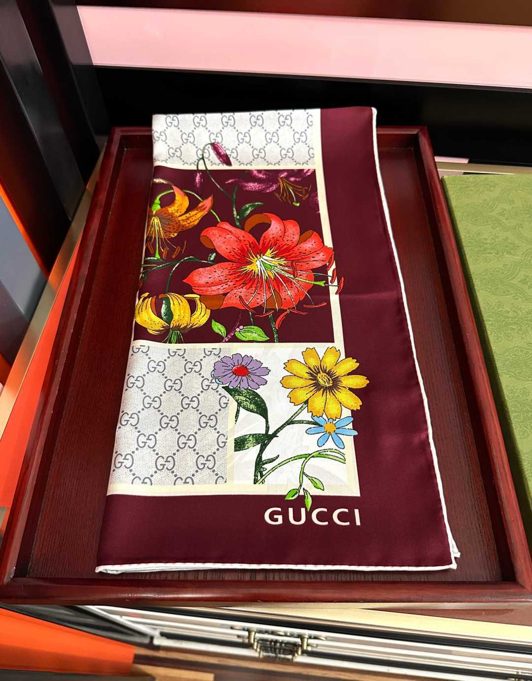 🔥新款Gucci 2026印花双面同色桑品牌桑蚕丝配饰系列秉承经典[强]以华贵材质、精湛工艺与清新色调焕新演绎GG、织带