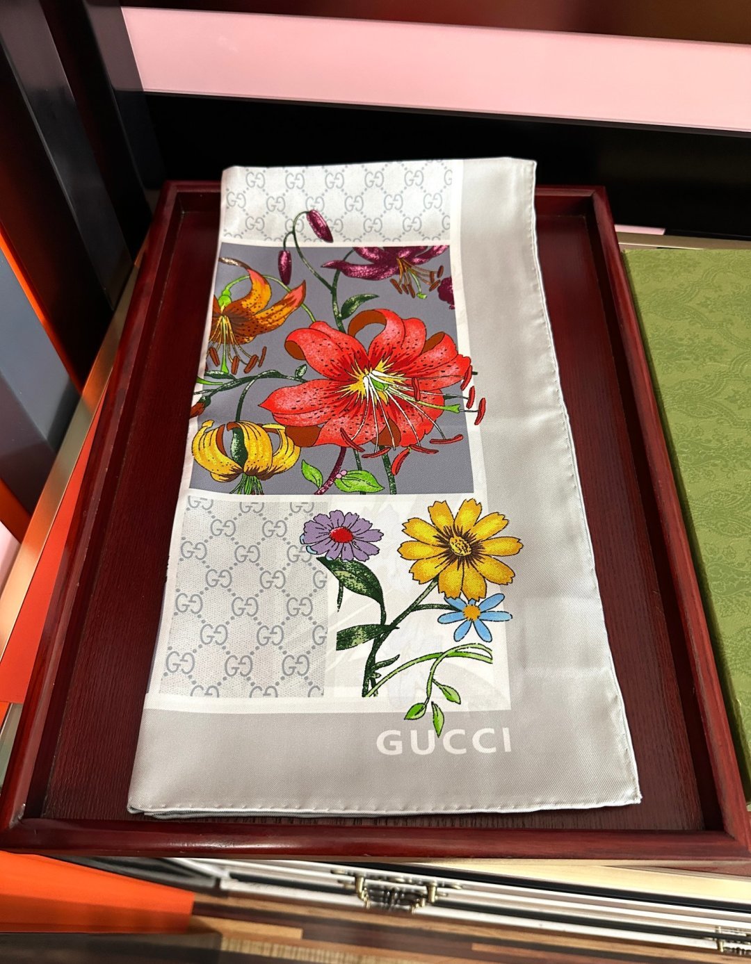 🔥新款Gucci 2026印花双面同色桑品牌桑蚕丝配饰系列秉承经典[强]以华贵材质、精湛工艺与清新色调焕新演绎GG、织带