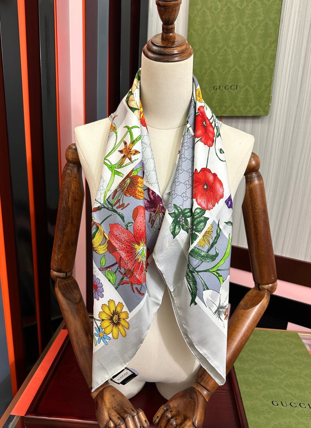 🔥新款Gucci 2026印花双面同色桑品牌桑蚕丝配饰系列秉承经典[强]以华贵材质、精湛工艺与清新色调焕新演绎GG、织带
