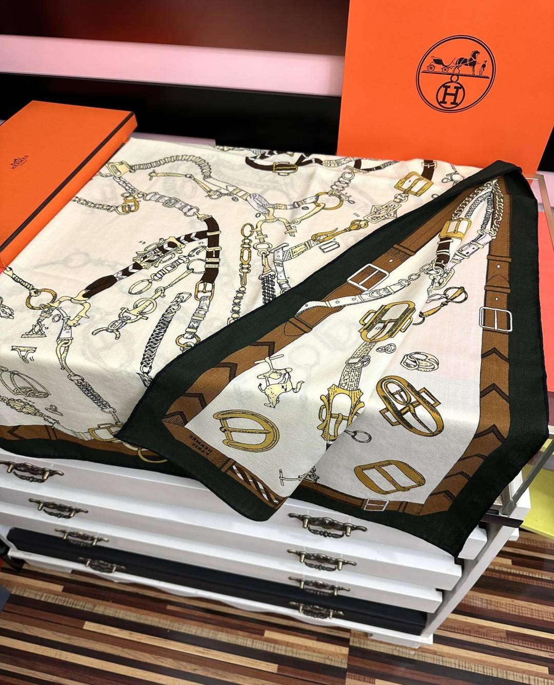 新款❤️ 爱马士2026【双面同色】ZG同步最新款 买了都说好看顶级工艺超值[嘴唇]专柜爆款🎁🎁羊绒方巾💟立体呈现图案纹