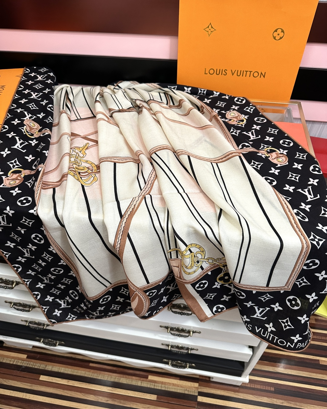 新款❤️LV  2026【双面同色】经典优雅[礼物]~气质到骨子里[色]新一季的面料超高级，真心超级柔软，丝丝顺滑[太阳