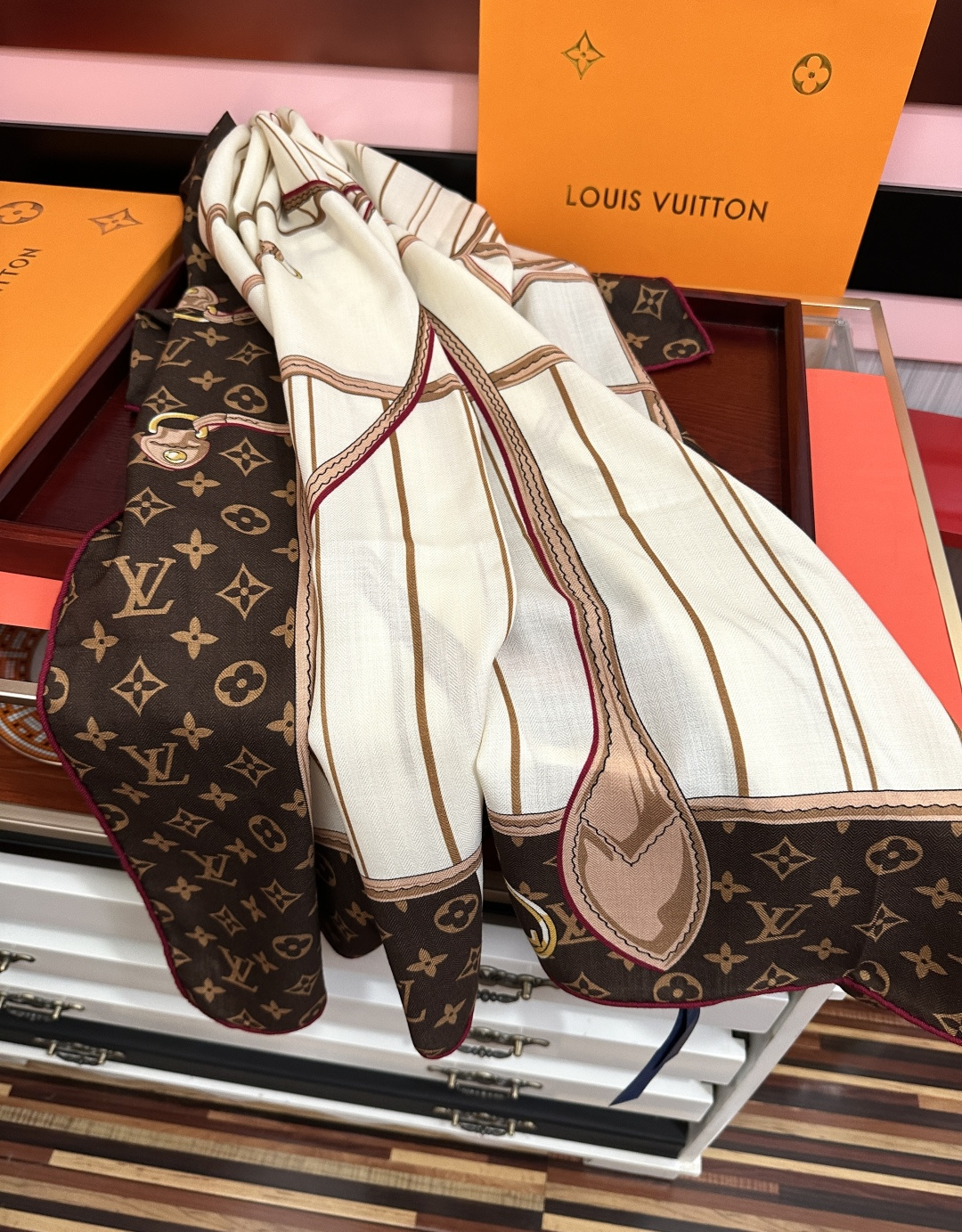 新款❤️LV  2026【双面同色】经典优雅[礼物]~气质到骨子里[色]新一季的面料超高级，真心超级柔软，丝丝顺滑[太阳