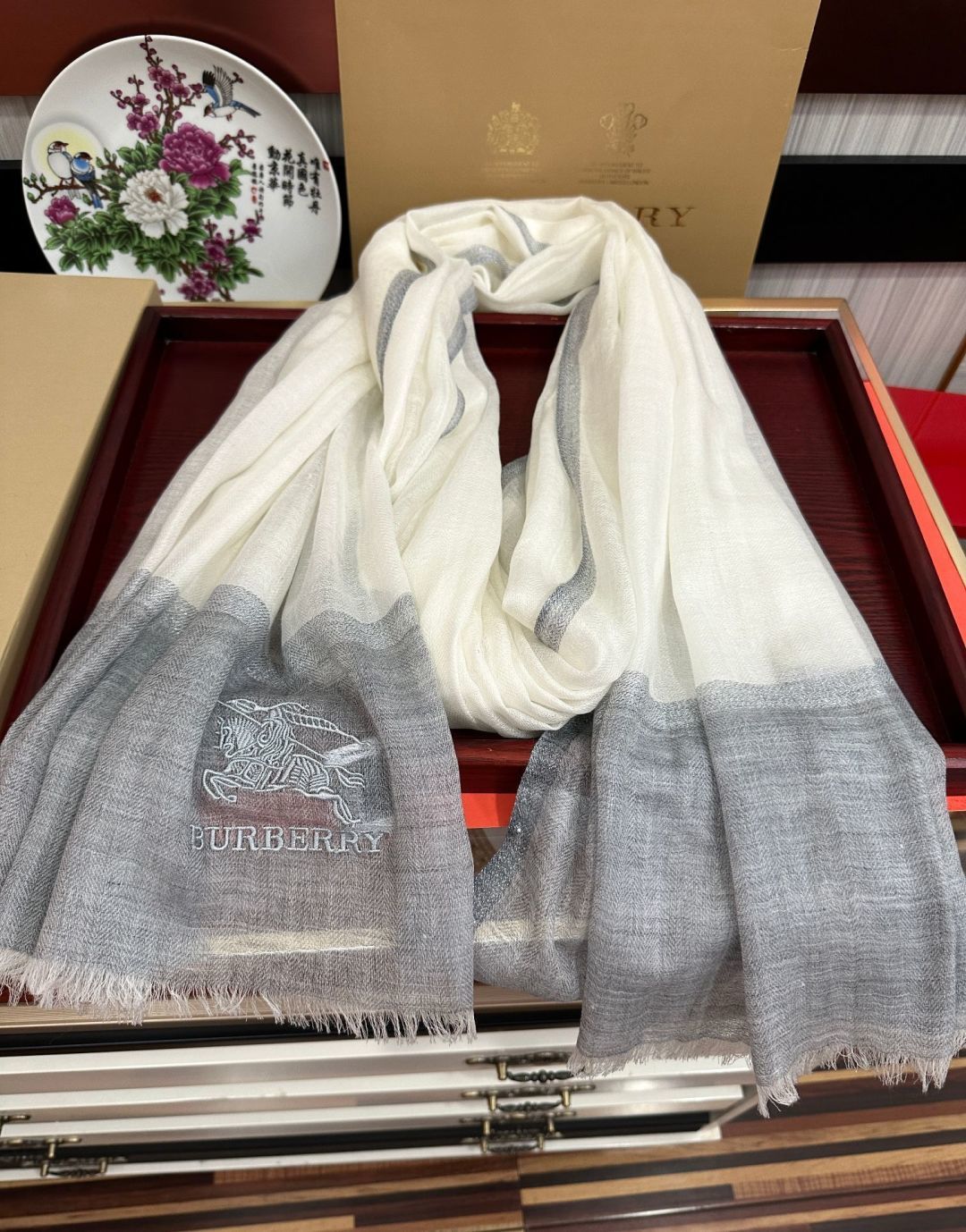 上新 巴宝莉👍重磅推荐🎀太美了👓火爆N年的格子，人人都喜欢💕时潮人都有好几条巴家围巾放在衣橱，🧣换条围巾就足够让你有焕然