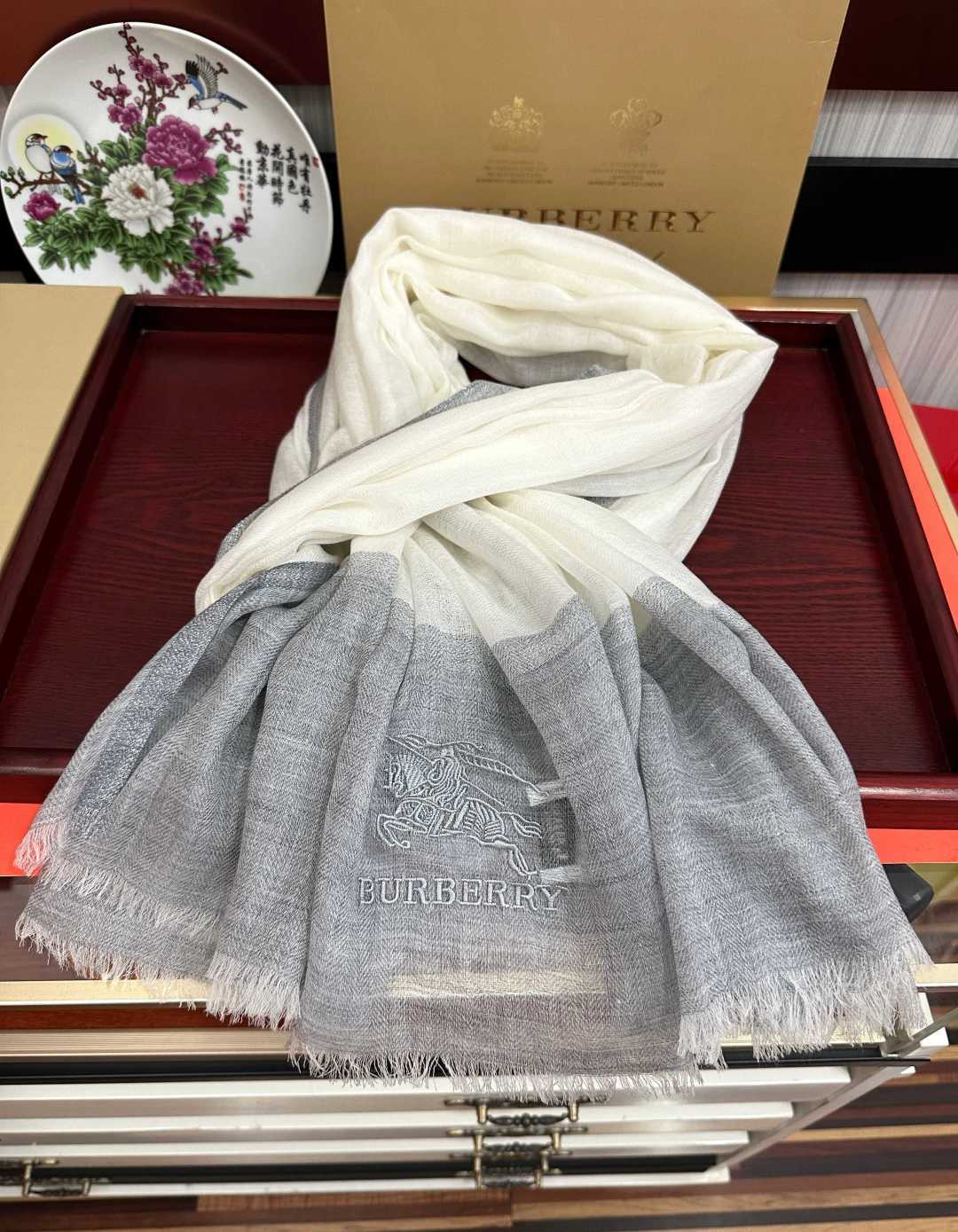 上新 巴宝莉👍重磅推荐🎀太美了👓火爆N年的格子，人人都喜欢💕时潮人都有好几条巴家围巾放在衣橱，🧣换条围巾就足够让你有焕然