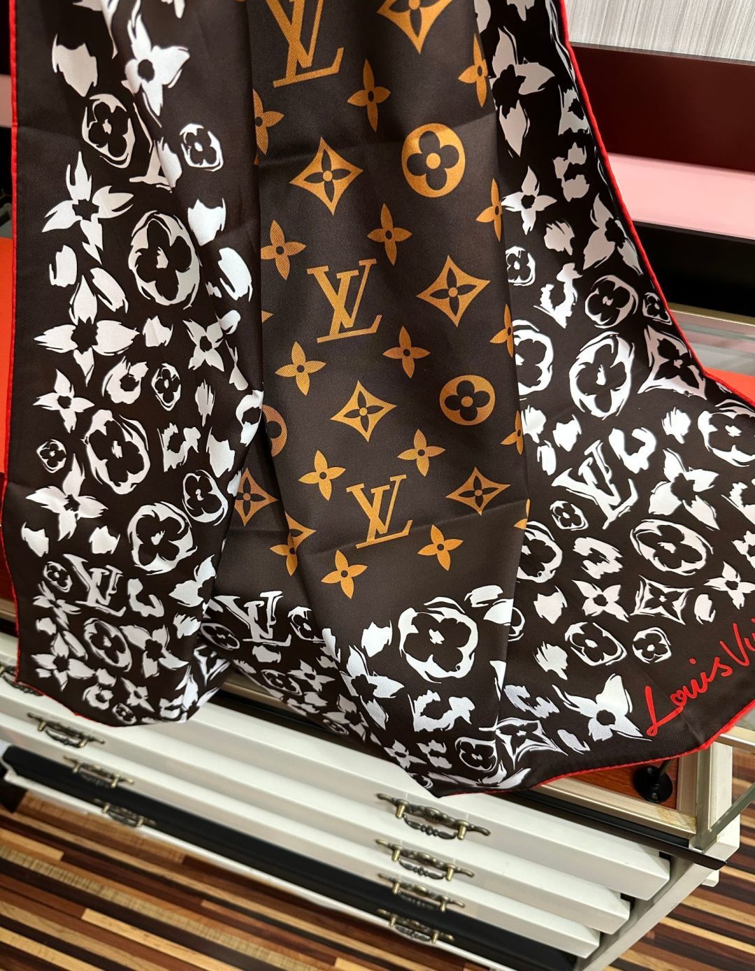 新款 高版本L V   ZG同步双面同色[庆祝]“L家”90藏方巾通过别致的经典色彩向原创设计致敬[太阳]作品未经重新诠