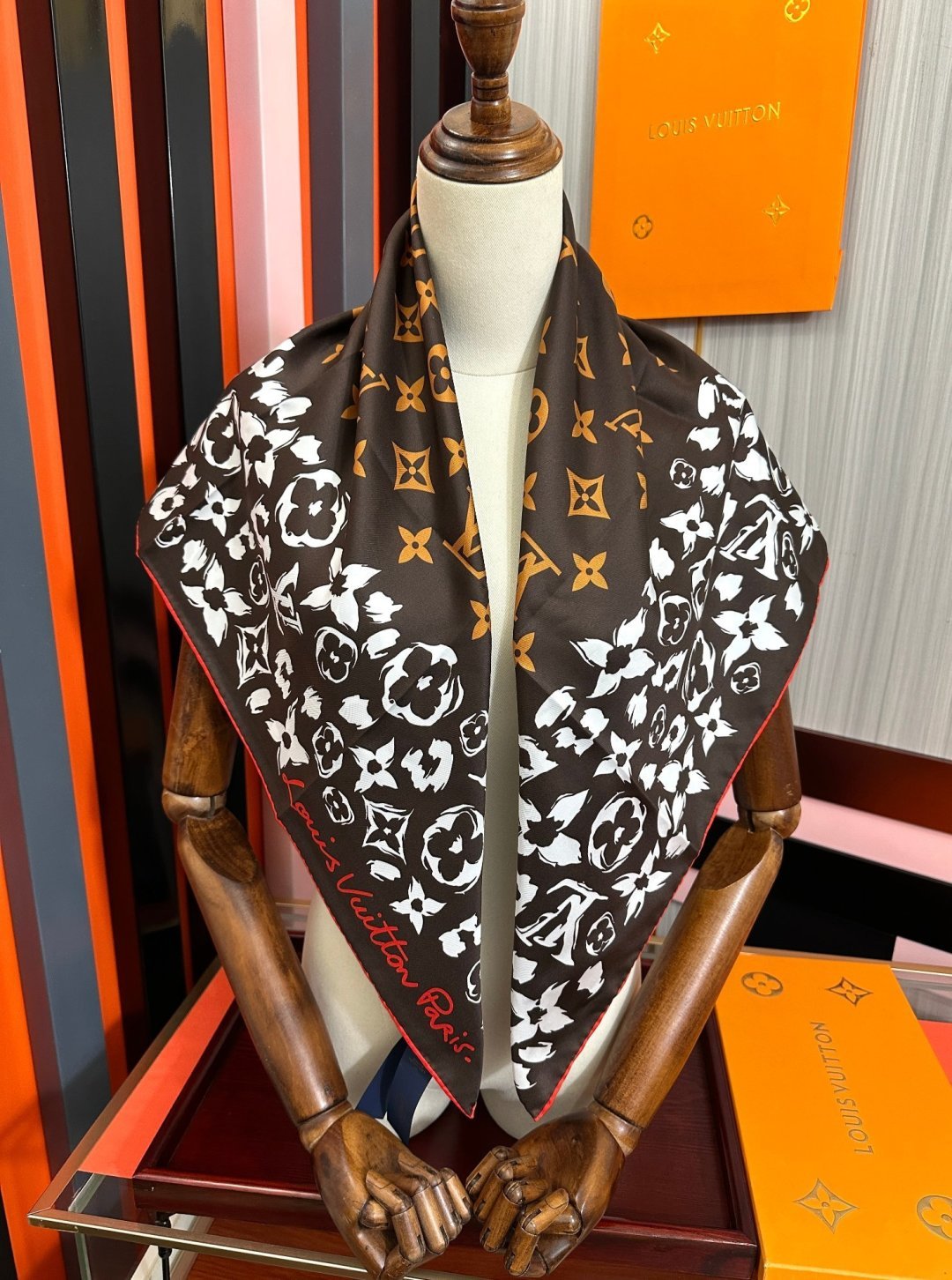 新款 高版本L V   ZG同步双面同色[庆祝]“L家”90藏方巾通过别致的经典色彩向原创设计致敬[太阳]作品未经重新诠