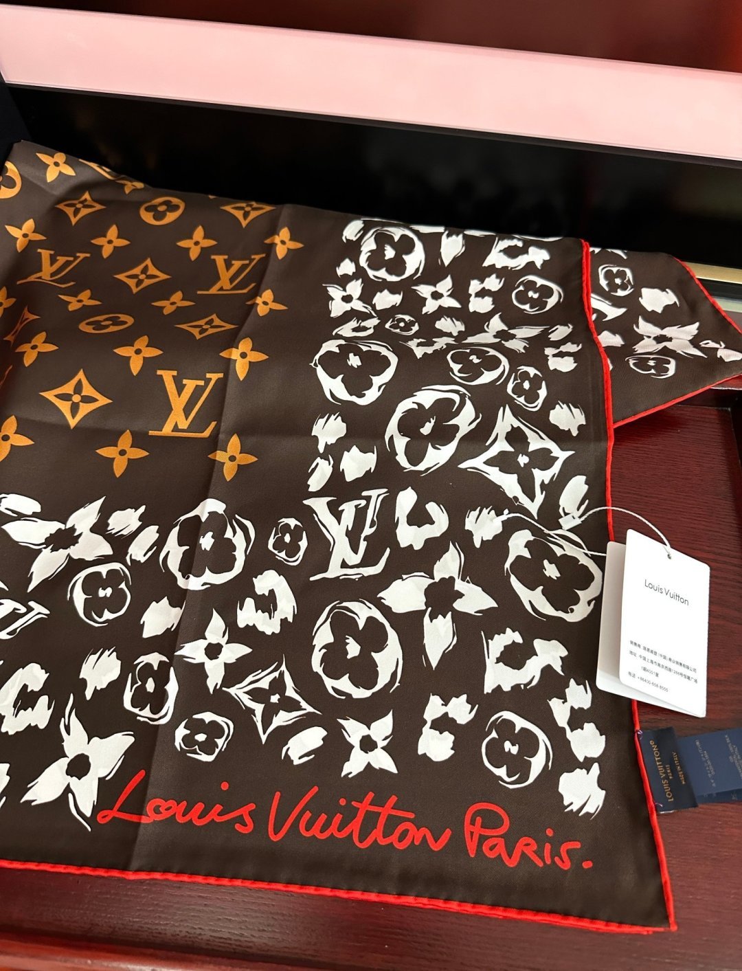 新款 高版本L V   ZG同步双面同色[庆祝]“L家”90藏方巾通过别致的经典色彩向原创设计致敬[太阳]作品未经重新诠