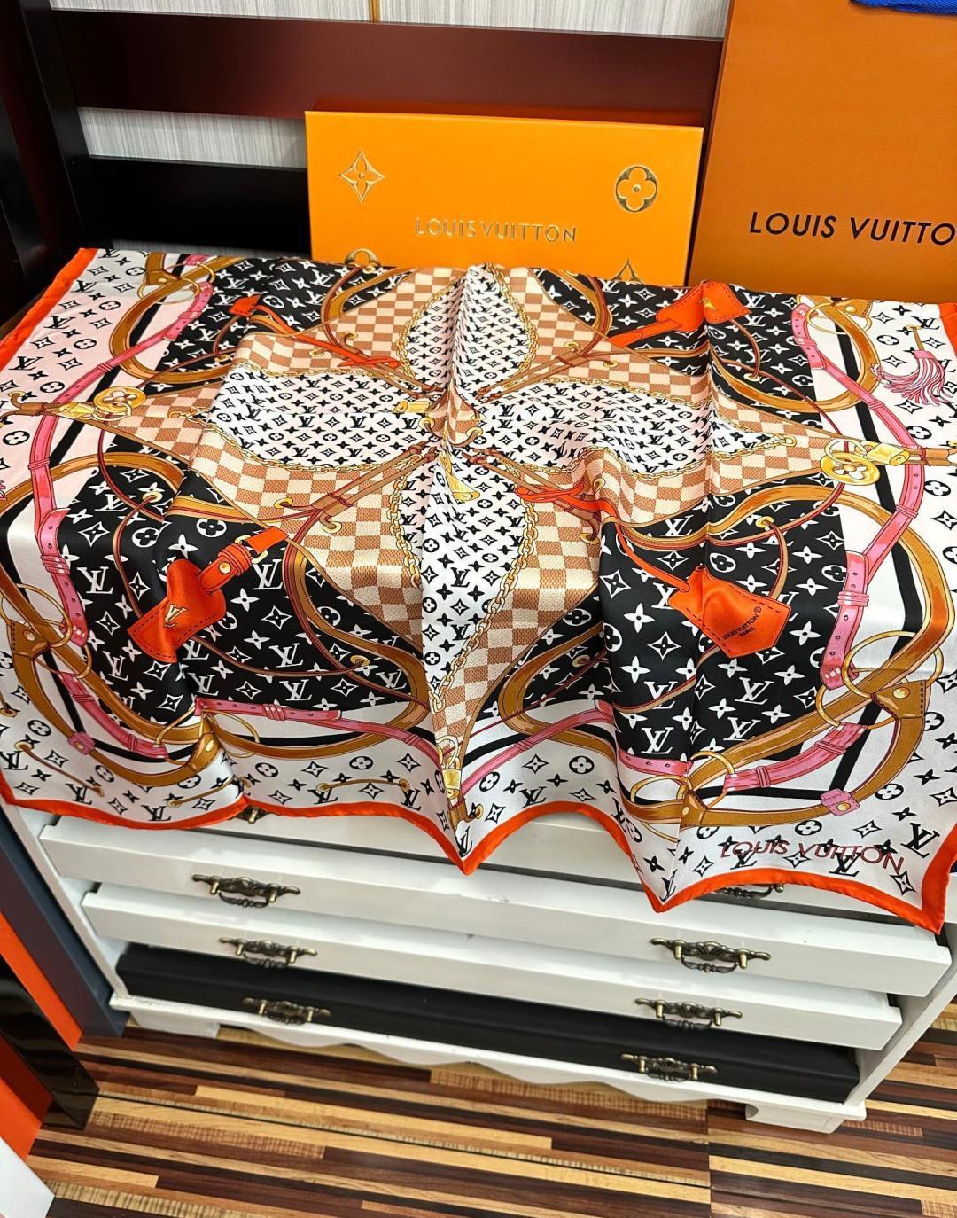 高版本LV 官网同步👍太美了[庆祝]Flower And StraPs 真丝方巾以瞩目笔触彰显雅致风范[得意]依托丝印工