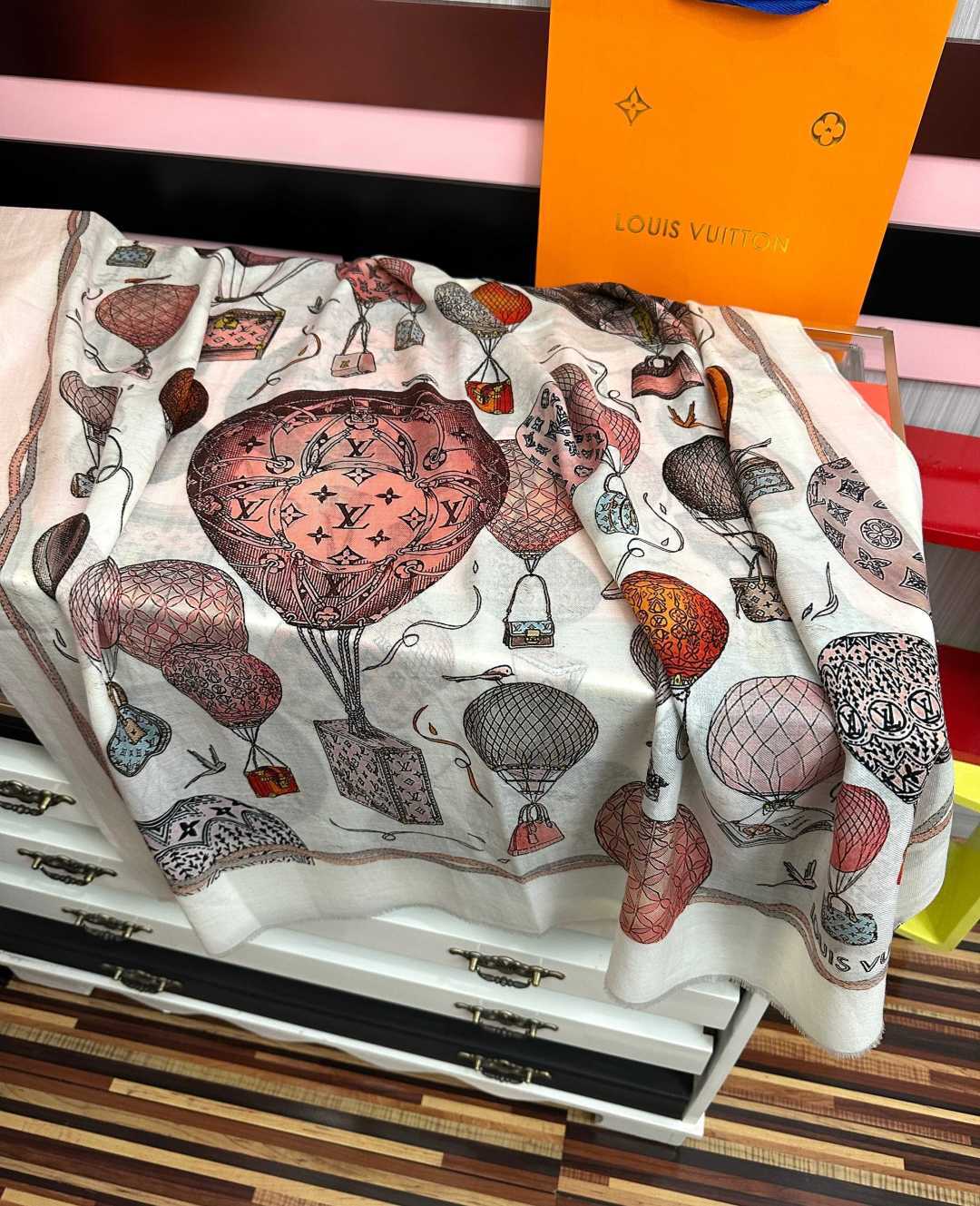🔥上新L v 2026最新款【热气球🎈】顶级设计太美了，真心赞👍😘💍实物真心美 🎀披肩配以印花💓💃🏻无论设计喷绘都是非常