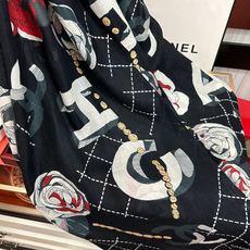 🔥上新 小香2026最新款、太美到心动😘【花朵🌼双c羊绒长巾】实物真心美 🎀披肩配以印花💓无论设计喷绘都是非常到位☀️细 🔥上新 小香2026最新款、太美到心动😘【花朵🌼双c羊绒长巾】实物真心美 🎀披肩配以印花💓无论设计喷绘都是非常到位☀️细