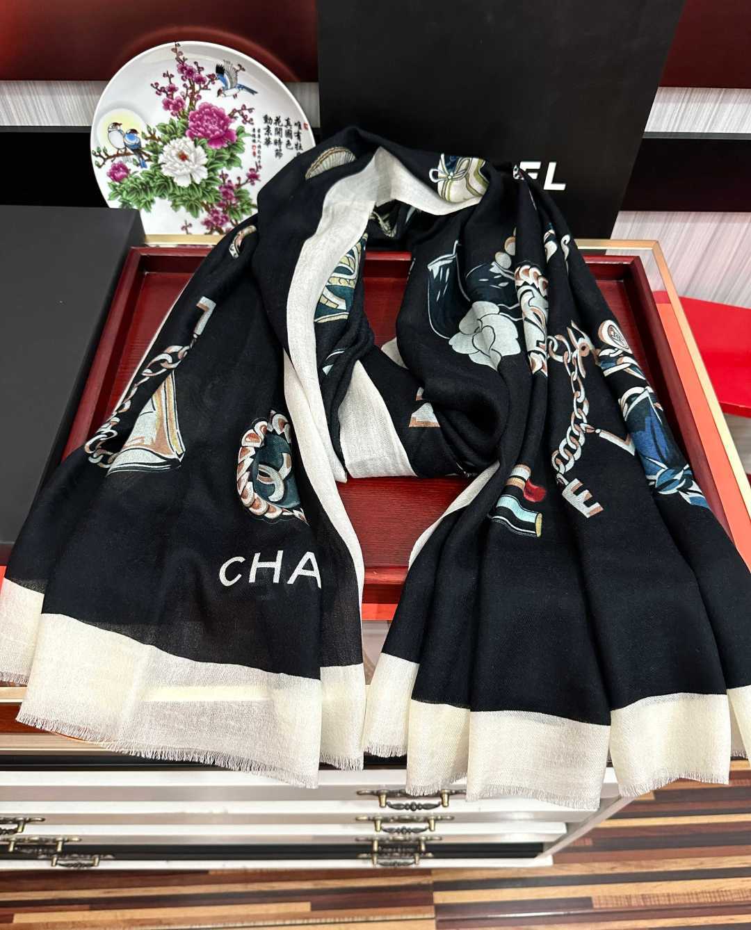 上新 小香，2026最新款‼️真心赞👍【双面戒指绒长巾】😘💍实物真心美 🎀披肩配以印花💓💃🏻无论设计喷绘都是非常到位☀️