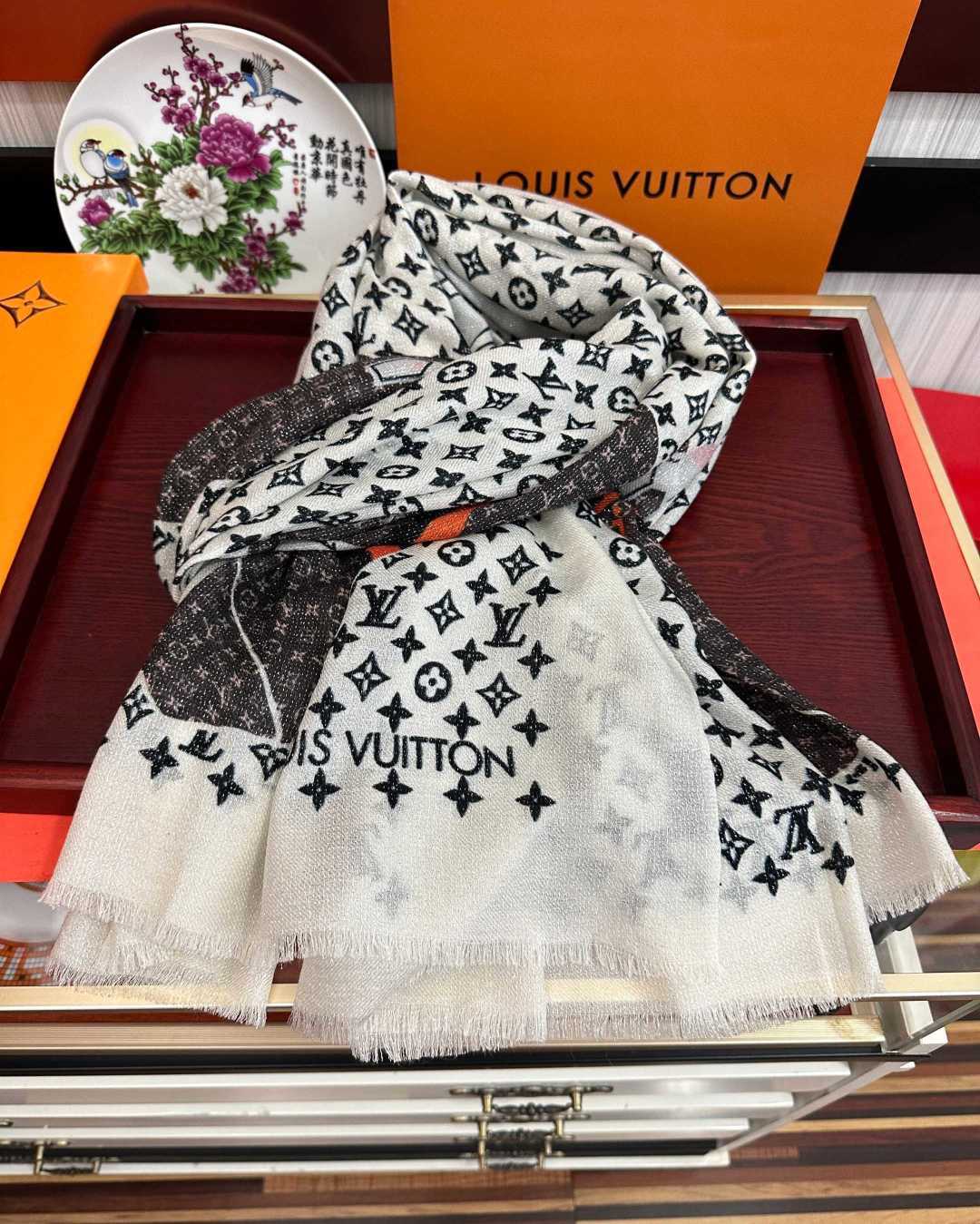 上新L V 银丝2026 最新款[庆祝]顶级设计太美了，真心赞👍羊绒长巾😘💍实物真心美 🎀披肩配以印花💓💃🏻无论设计喷绘