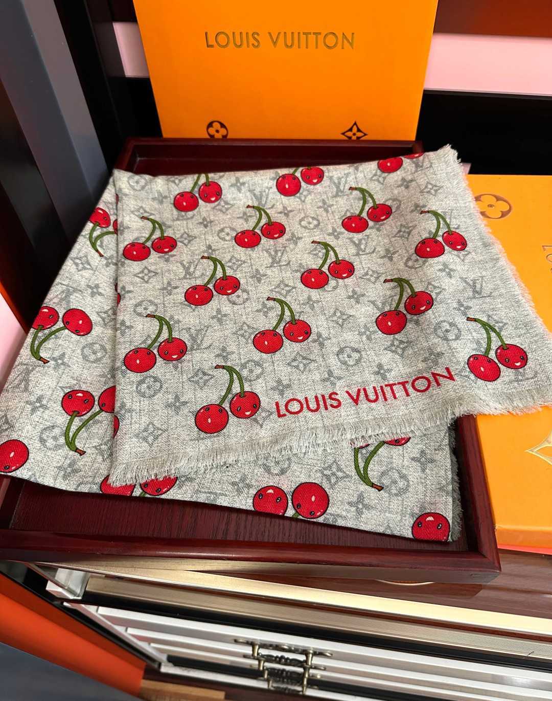 上新❤️LV  2026【双面同色樱桃🍒】经典优雅[礼物]~气质到骨子里[色]新一季的面料超高级，真心超级柔软，丝丝顺滑