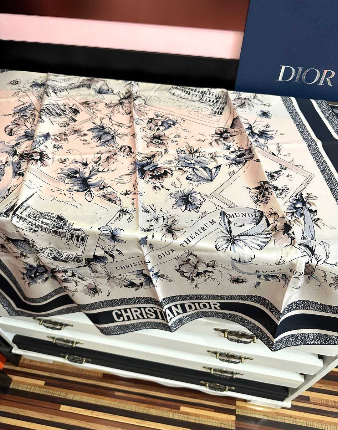🔥新款 Dior 26最新款官网同步[庆祝]以优雅而诗意的设计全新演绎主题[玫瑰]采用白色和淡粉色桑蚕丝斜纹面料精心制作