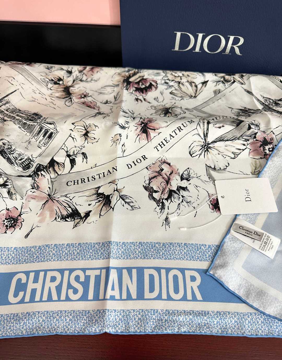 🔥新款 Dior 26最新款官网同步[庆祝]以优雅而诗意的设计全新演绎主题[玫瑰]采用白色和淡粉色桑蚕丝斜纹面料精心制作