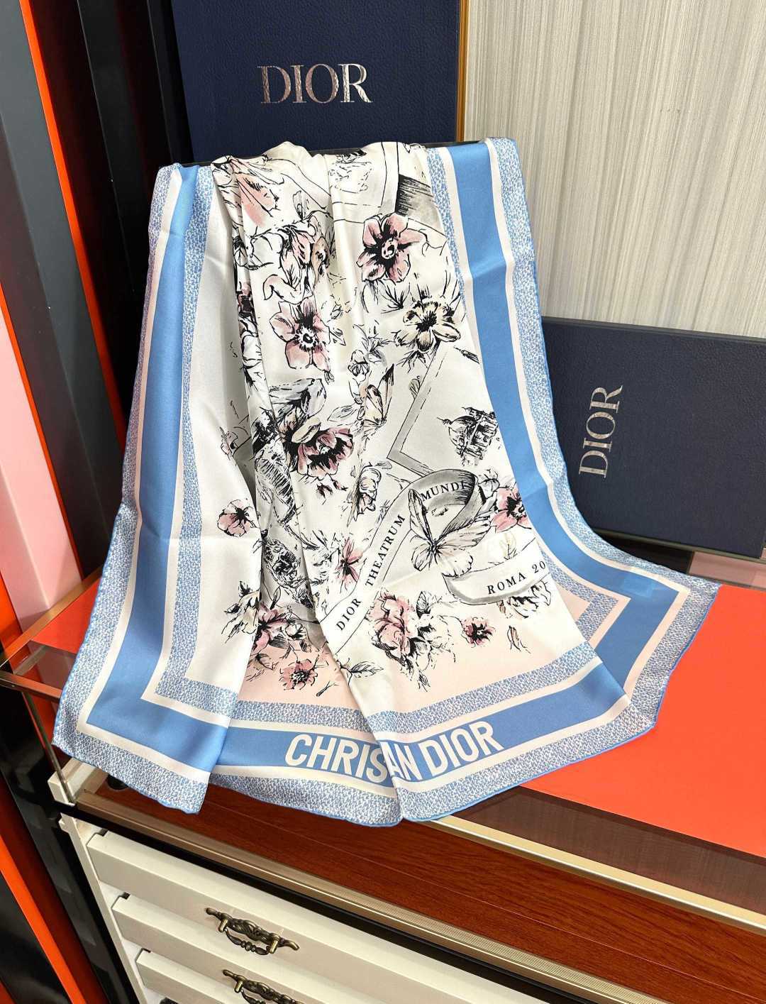 🔥新款 Dior 26最新款官网同步[庆祝]以优雅而诗意的设计全新演绎主题[玫瑰]采用白色和淡粉色桑蚕丝斜纹面料精心制作