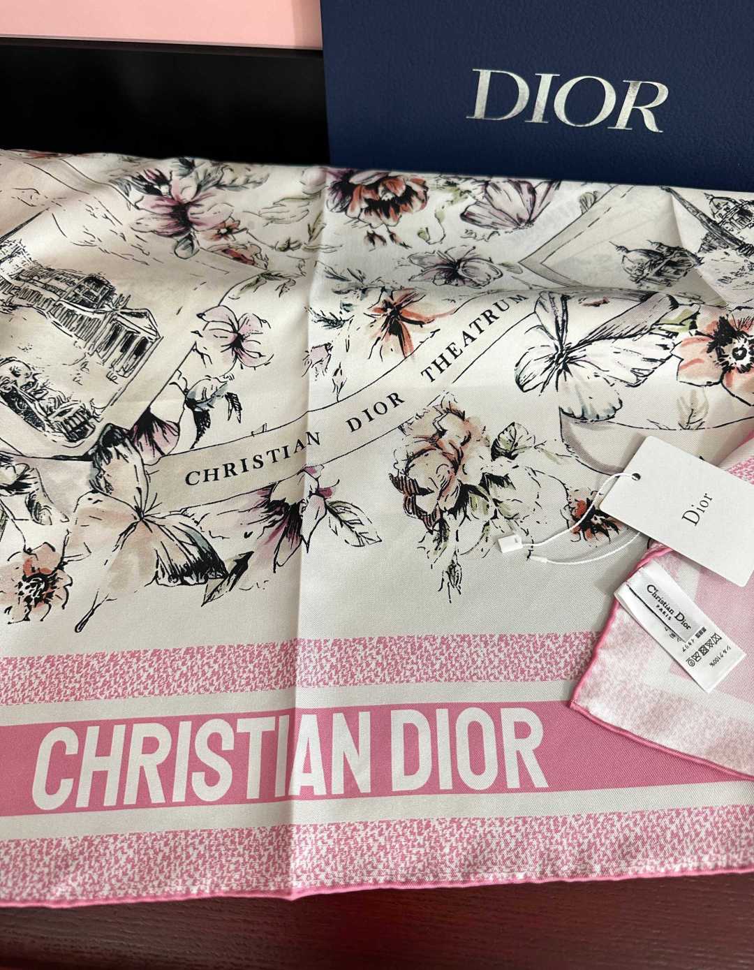 🔥新款 Dior 26最新款官网同步[庆祝]以优雅而诗意的设计全新演绎主题[玫瑰]采用白色和淡粉色桑蚕丝斜纹面料精心制作