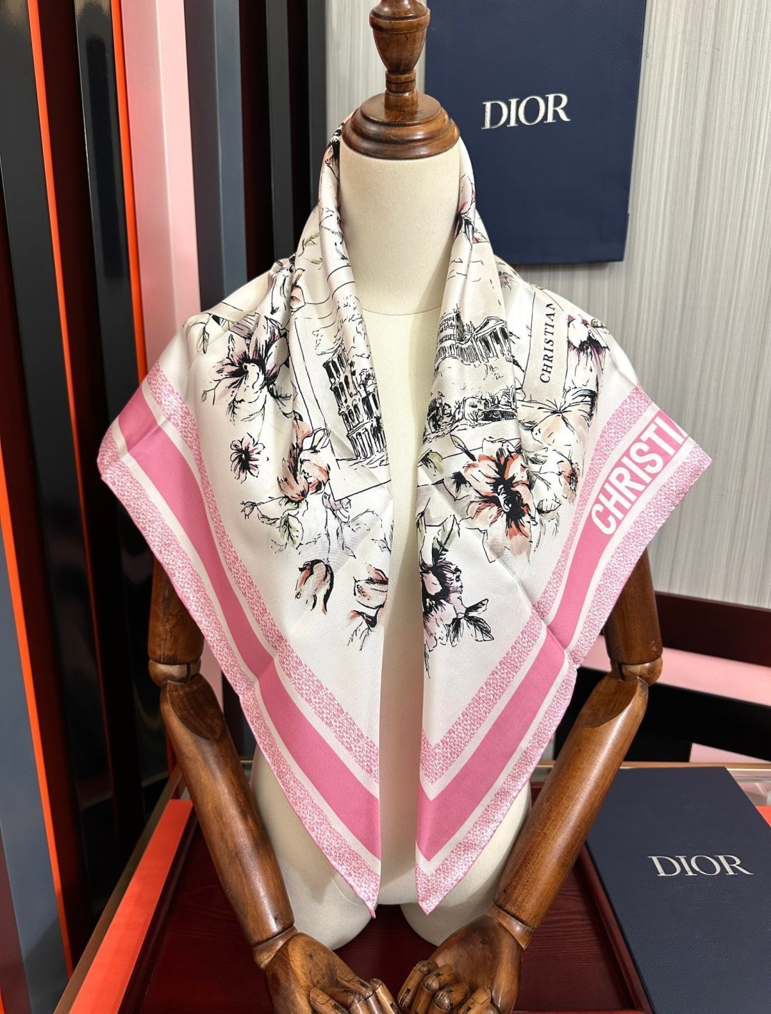 🔥新款 Dior 26最新款官网同步[庆祝]以优雅而诗意的设计全新演绎主题[玫瑰]采用白色和淡粉色桑蚕丝斜纹面料精心制作
