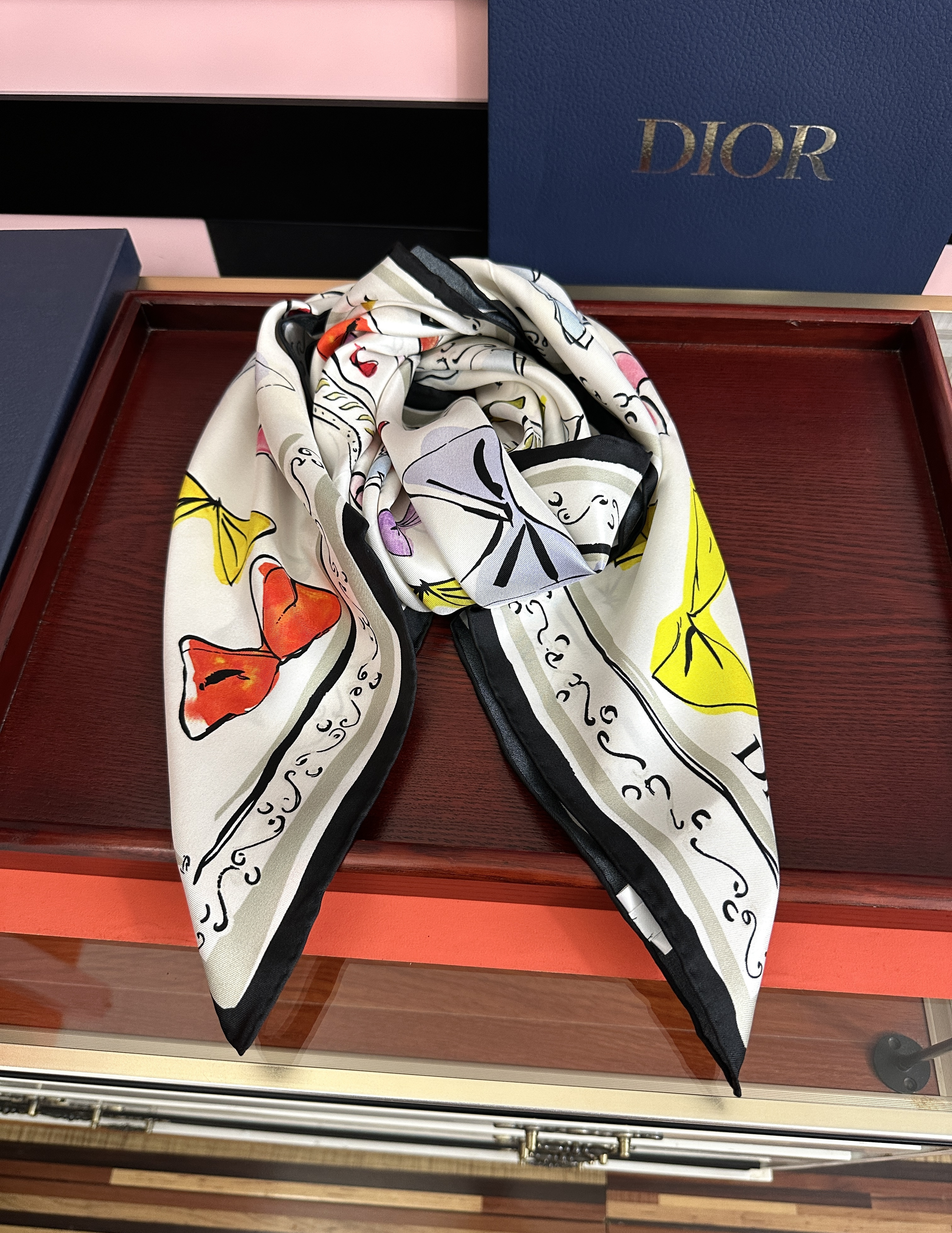 🔥新款 高版本Dior ZG同步 这款方巾饰以 Christian 印花[嘴唇]点缀以充满诗情画意的 设计符号和 先生钟