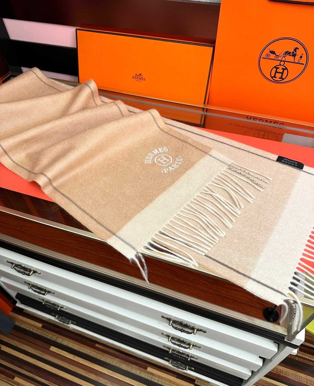 上新🔥 山羊绒 爱马仕[爱心]采用内蒙古山羊绒，2026最新款男女通用情侣款👫重磅推荐💥 经典的格子，永不过时🔥非常保暖