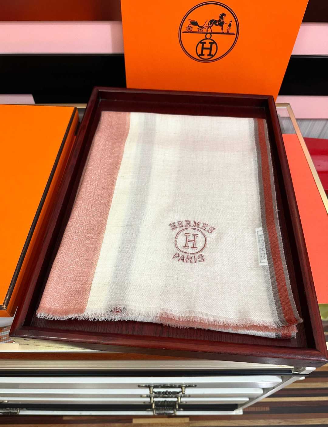 新款爱马士🧣太美了[庆祝]万众瞩目经典版到货🎆最优质的年轻设计师推出的最新概念👓搭配调色纱染再色织🎉交织在一起形成新款格