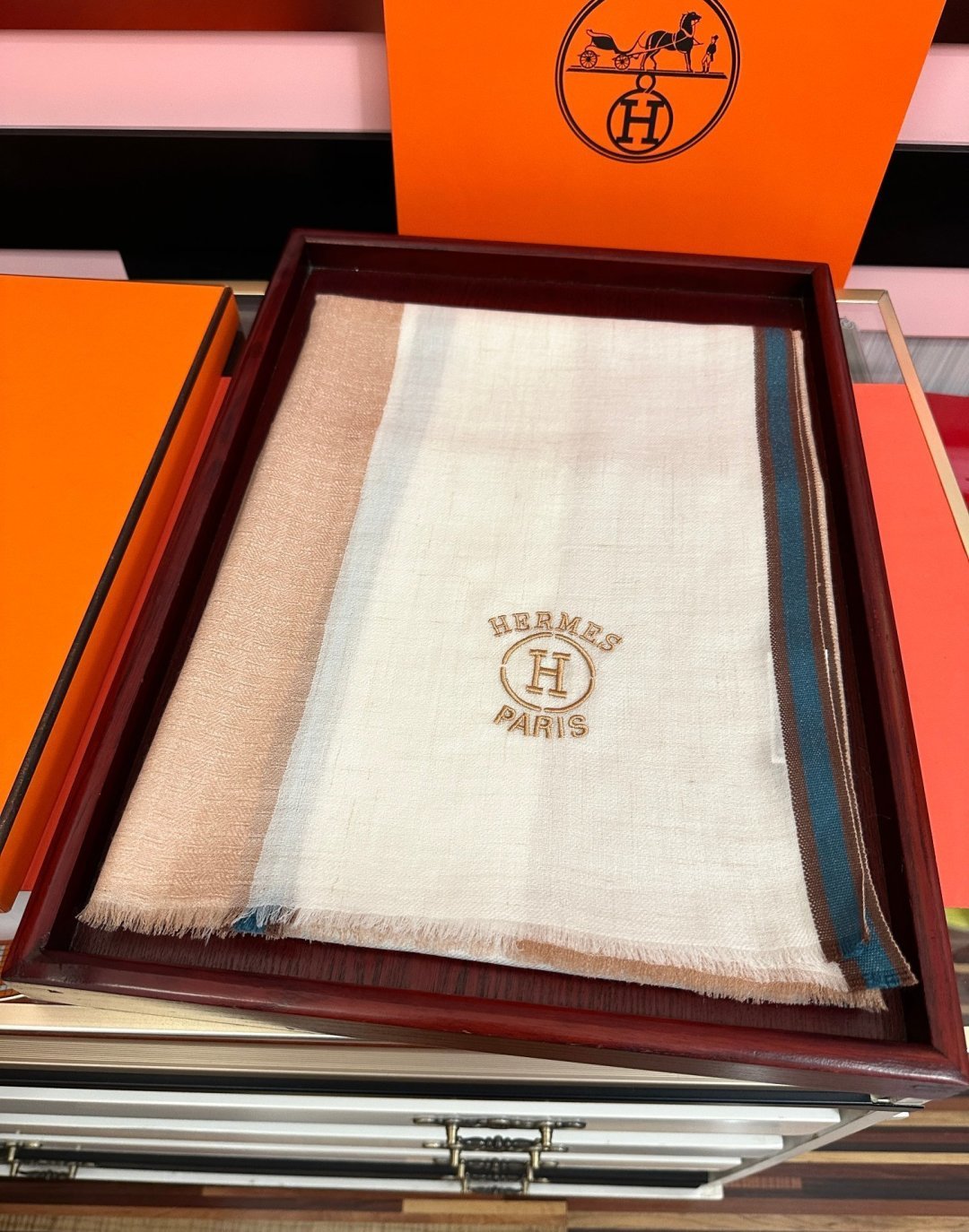 新款爱马士🧣太美了[庆祝]万众瞩目经典版到货🎆最优质的年轻设计师推出的最新概念👓搭配调色纱染再色织🎉交织在一起形成新款格