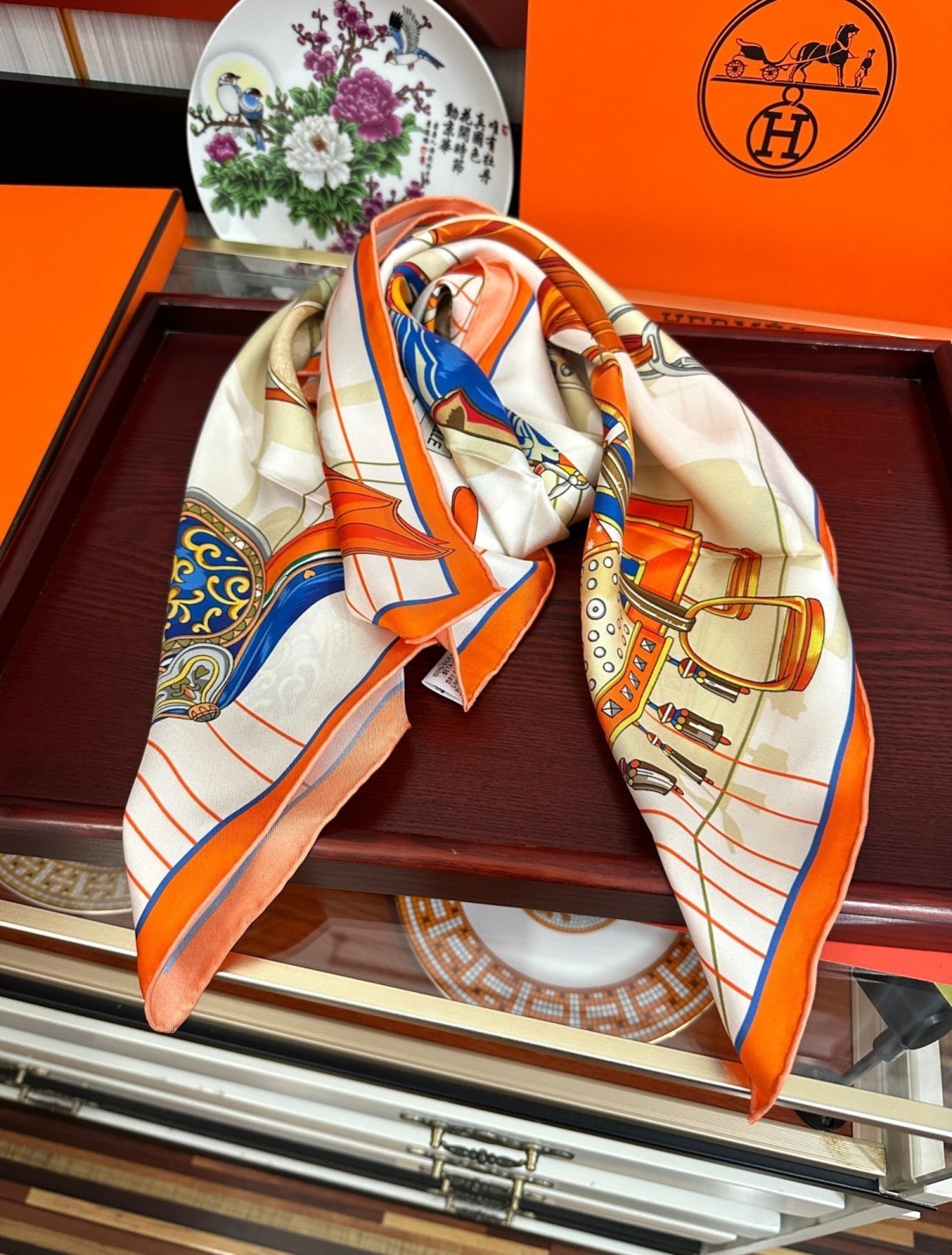 HERMES 【鞍上世界】[太阳]精致卷边[嘴唇]太美了品质感很显好[得意]好搭到上瘾的丝巾[色]带着不显山不露水的简约