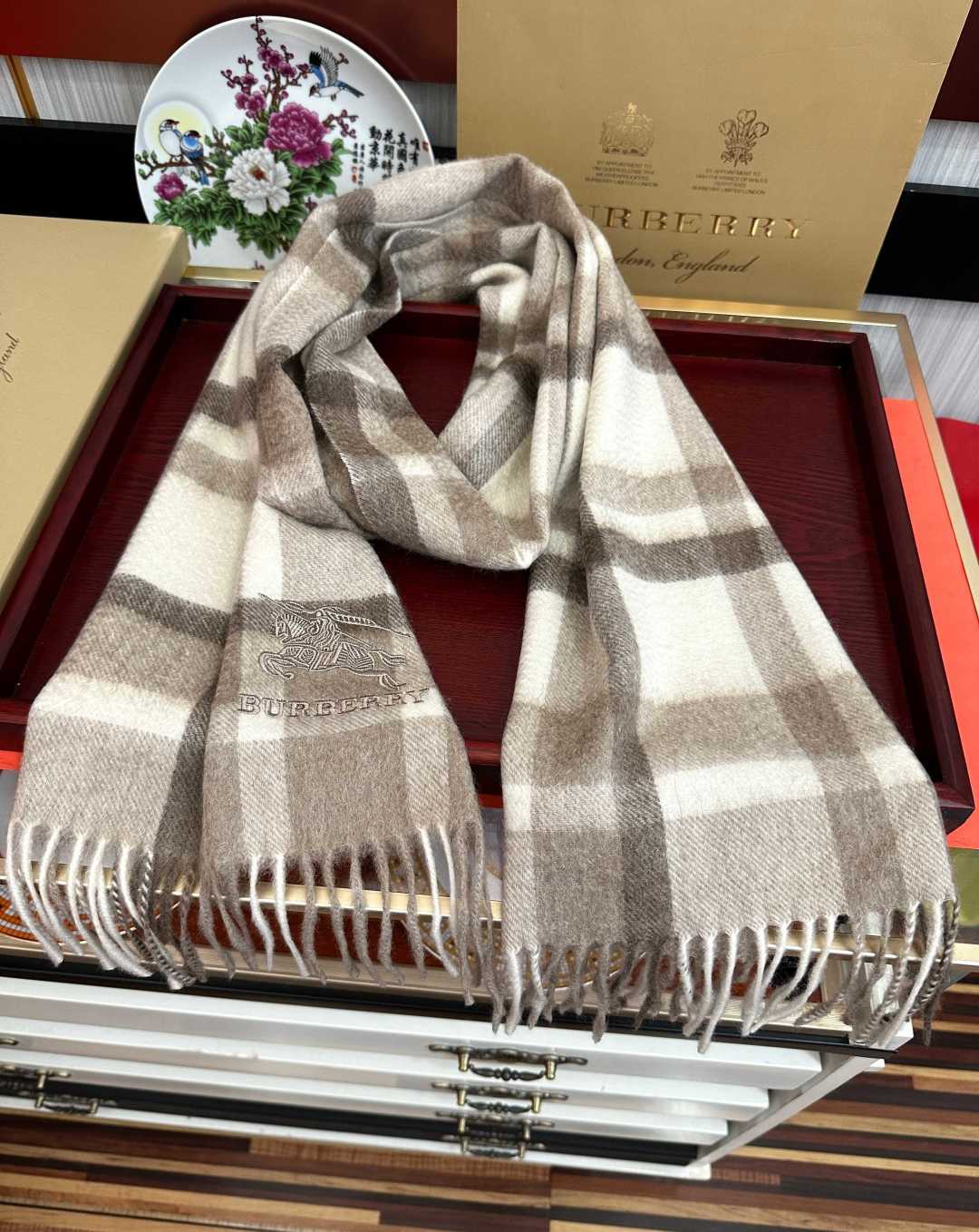 🌾 85%山羊绒  2026巴宝莉【刺绣战马】采用内蒙古顶级山羊绒 最新款男女通用情侣款👫重磅推荐💥 经典的格子，永不过