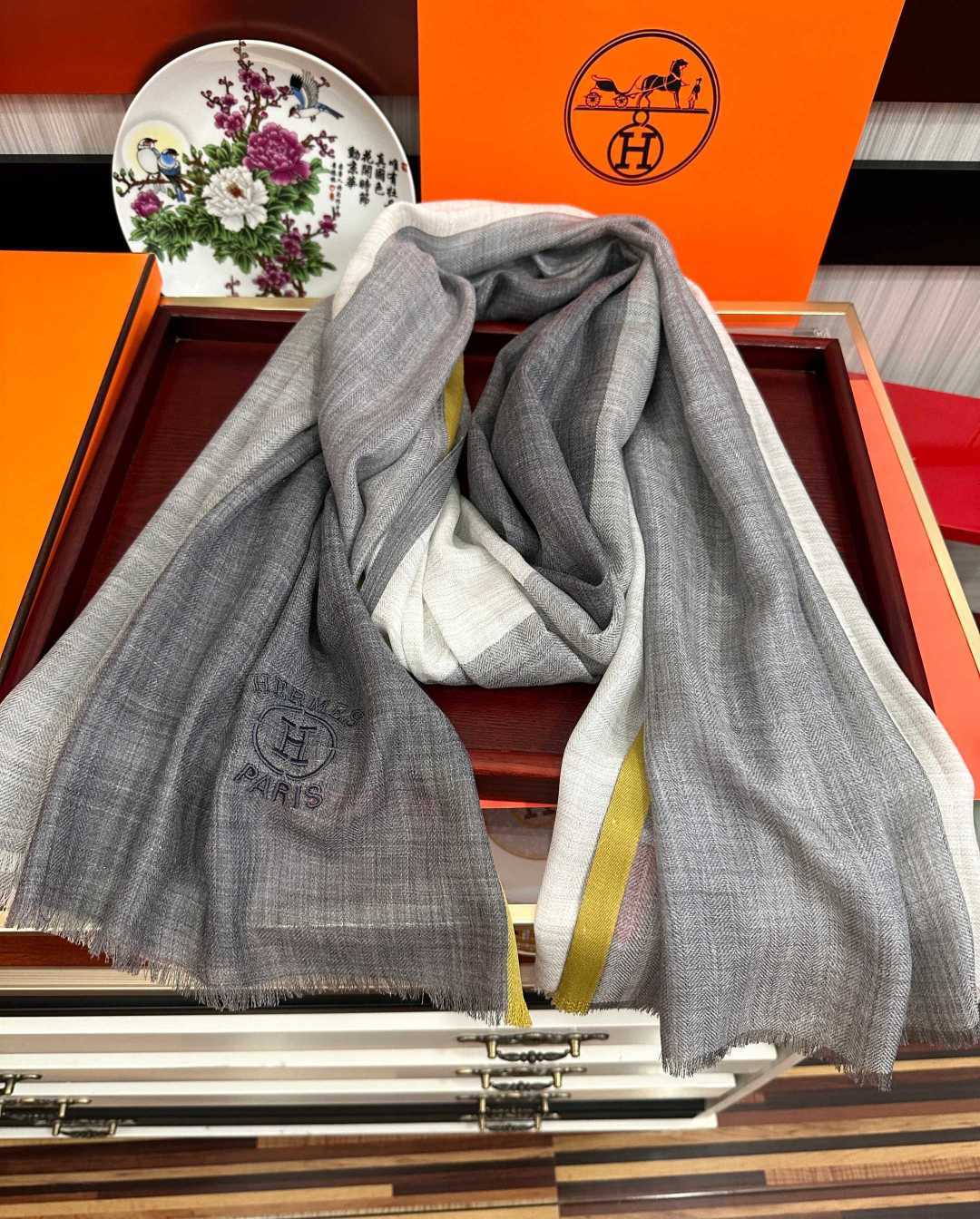 爱马士 🧣万众瞩目内蒙古绣标经典版到货🎆最优质的年轻设计师推出的最新概念👓搭配调色纱染再色织🎉交织在一起形成新款格型😄这