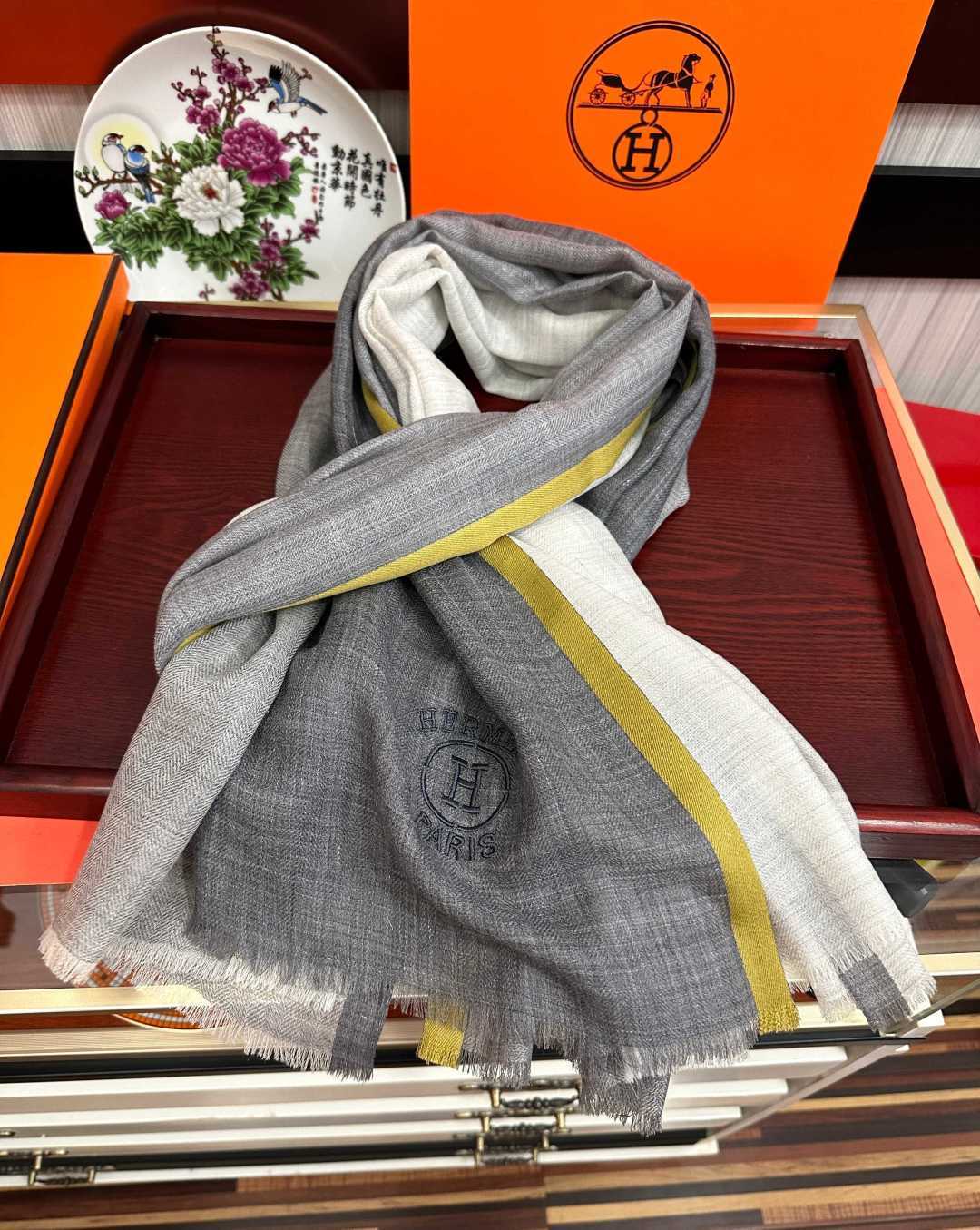 爱马士 🧣万众瞩目内蒙古绣标经典版到货🎆最优质的年轻设计师推出的最新概念👓搭配调色纱染再色织🎉交织在一起形成新款格型😄这