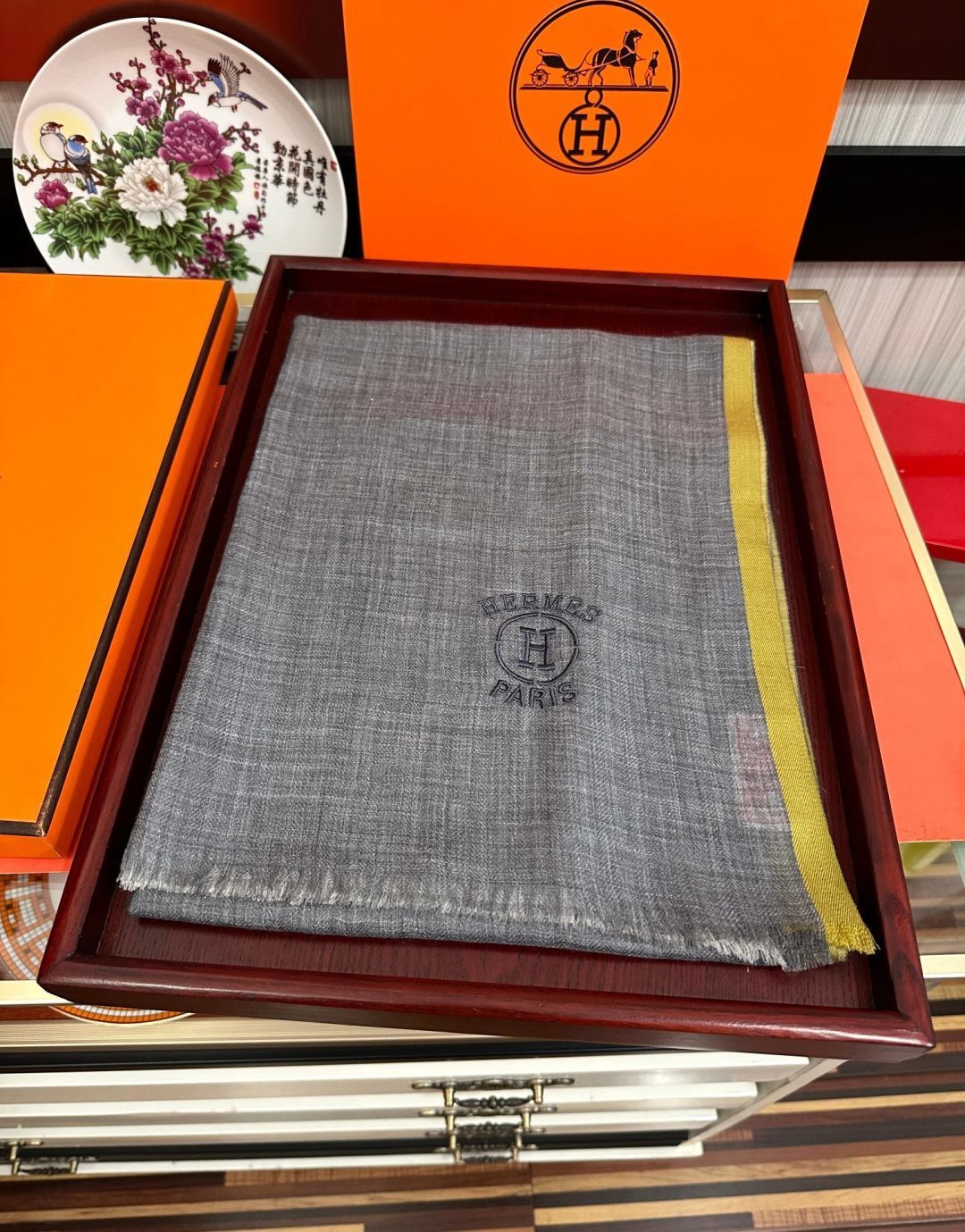爱马士 🧣万众瞩目内蒙古绣标经典版到货🎆最优质的年轻设计师推出的最新概念👓搭配调色纱染再色织🎉交织在一起形成新款格型😄这