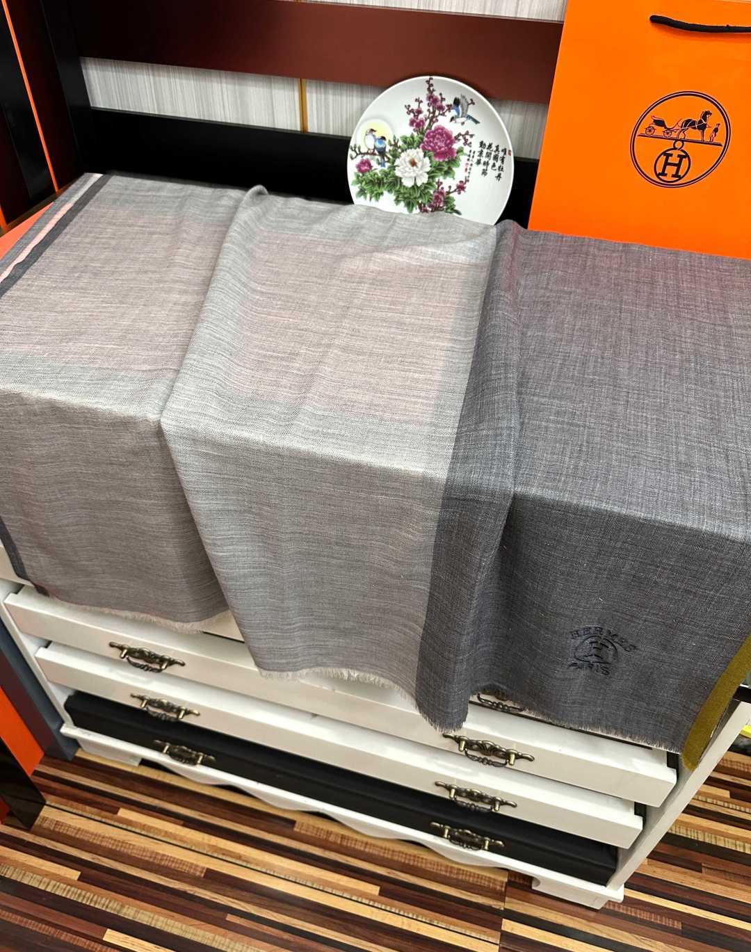 爱马士 🧣万众瞩目内蒙古绣标经典版到货🎆最优质的年轻设计师推出的最新概念👓搭配调色纱染再色织🎉交织在一起形成新款格型😄这