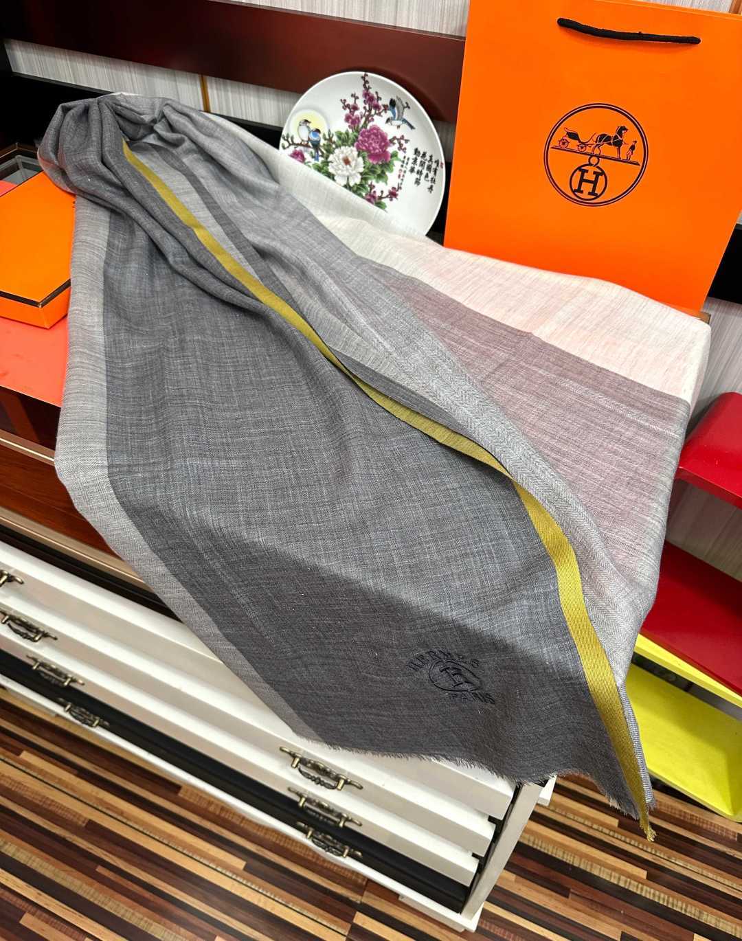 爱马士 🧣万众瞩目内蒙古绣标经典版到货🎆最优质的年轻设计师推出的最新概念👓搭配调色纱染再色织🎉交织在一起形成新款格型😄这