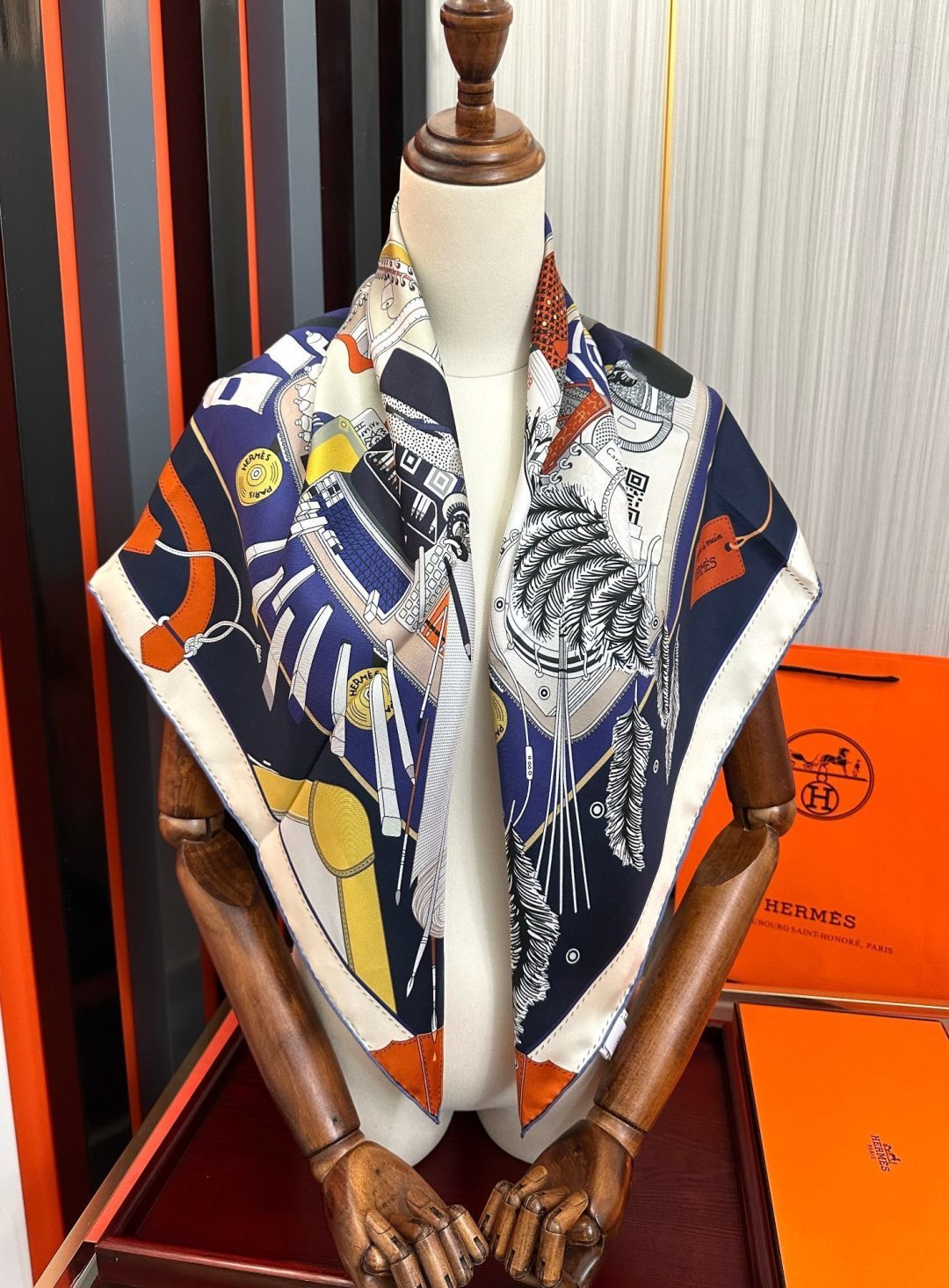 🔥爱 马 仕 官网同步手工卷边真丝方巾[得意]  2026这款爱马家展现强大而迷人的女性魅力精髓[色]此90厘米方巾推出