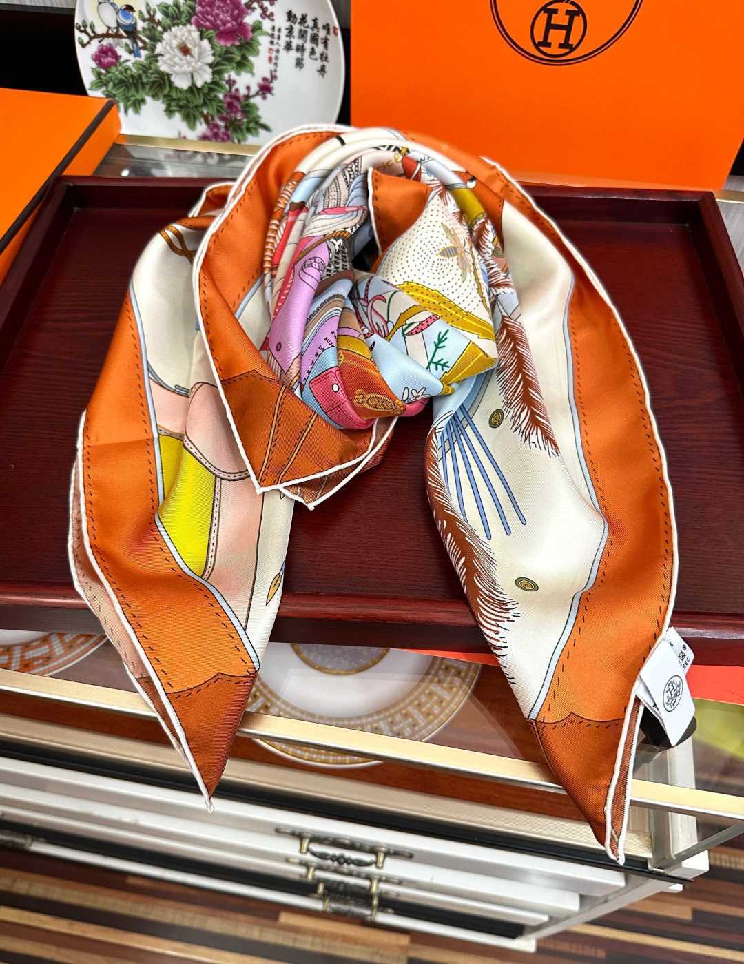 🔥爱 马 仕 官网同步手工卷边真丝方巾[得意]  2026这款爱马家展现强大而迷人的女性魅力精髓[色]此90厘米方巾推出