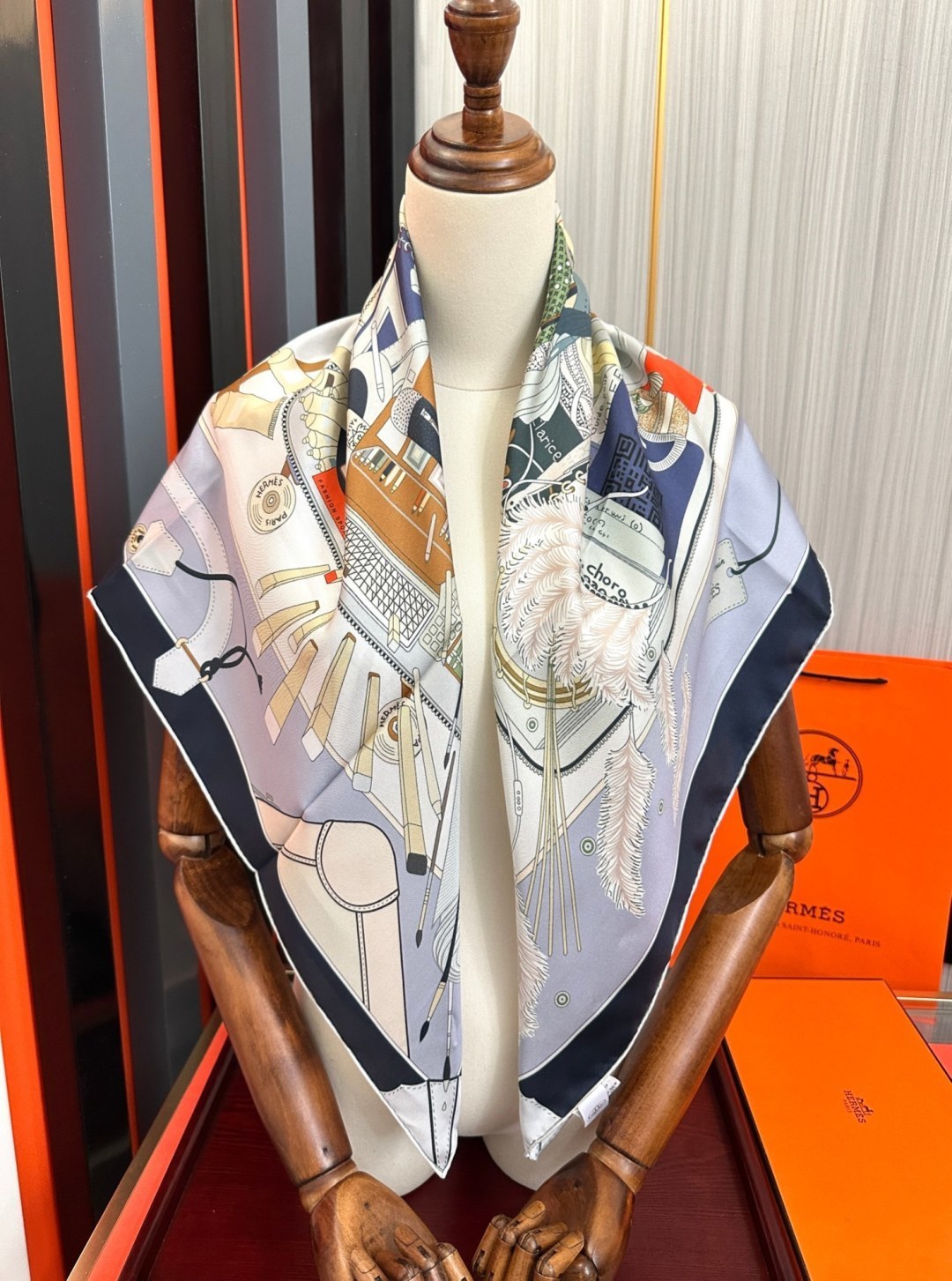 🔥爱 马 仕 官网同步手工卷边真丝方巾[得意]  2026这款爱马家展现强大而迷人的女性魅力精髓[色]此90厘米方巾推出