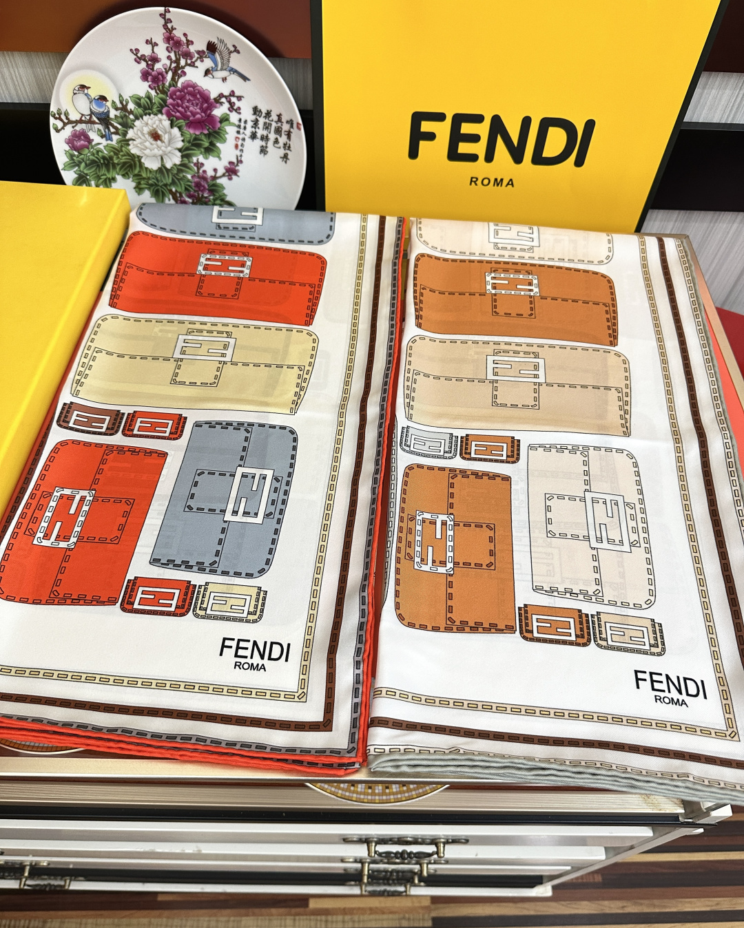 🔥高版本FENDI[庆祝]2026本年度最好看的丝巾没有之一了👍满身印有不同尺寸的米色和棕色标志性F Baguette手