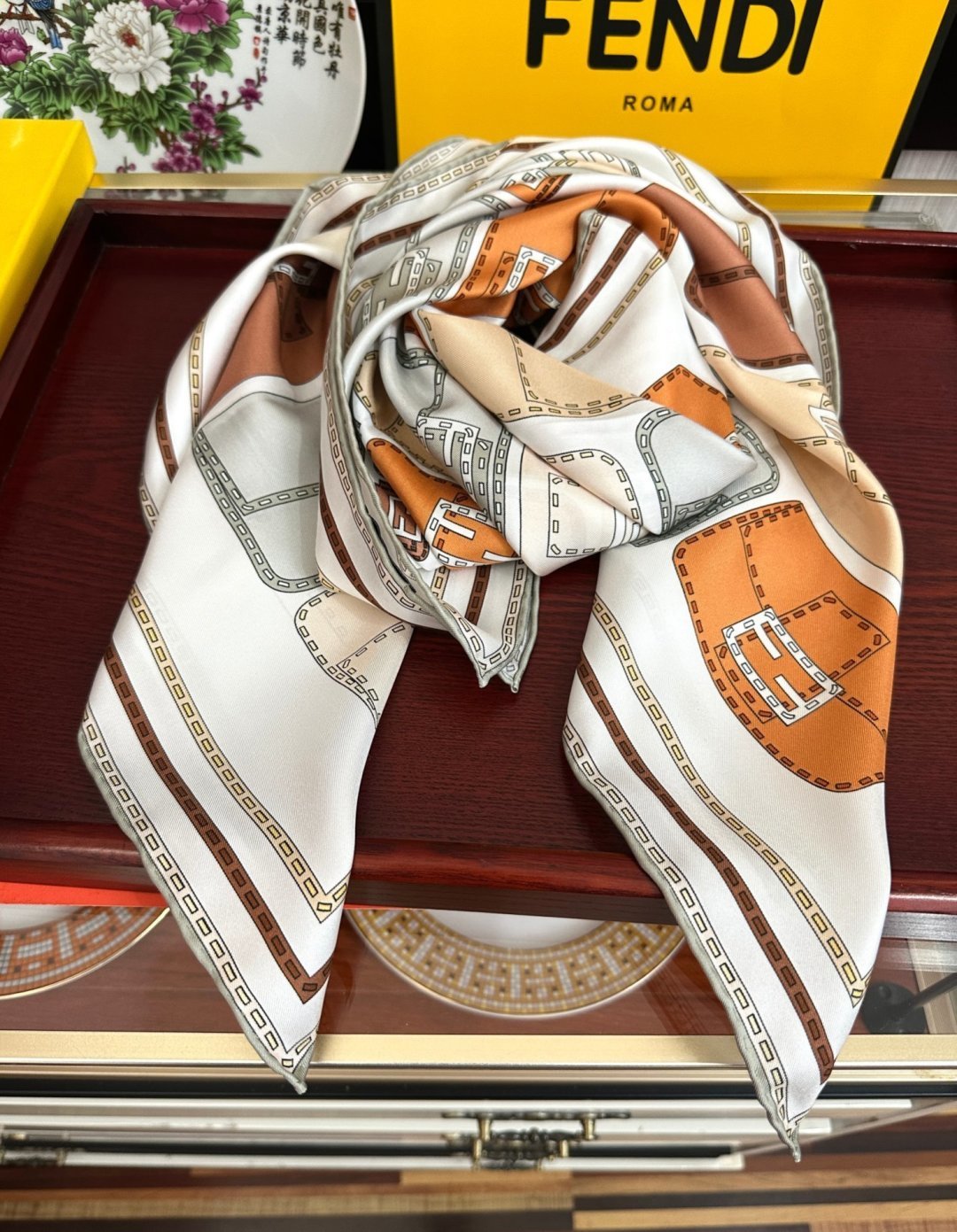 🔥高版本FENDI[庆祝]2026本年度最好看的丝巾没有之一了👍满身印有不同尺寸的米色和棕色标志性F Baguette手