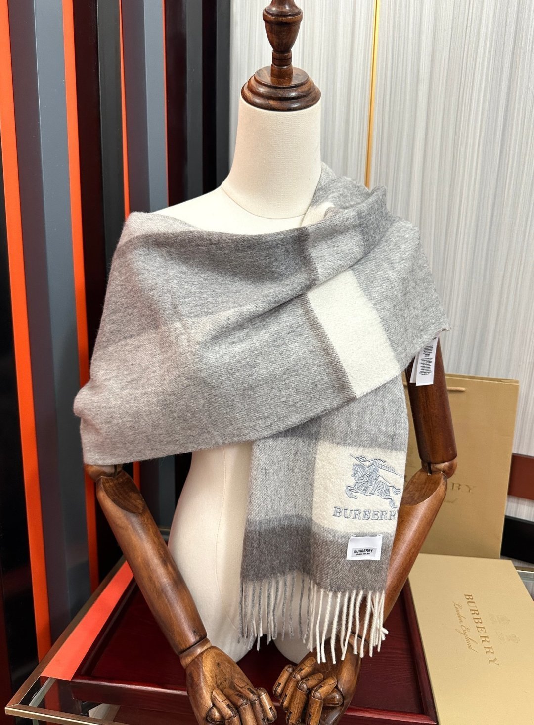 上新🔥 巴宝莉【刺绣战马】2026最新款男女通用情侣款👫重磅推荐💥 经典的格子，永不过时🔥非常保暖柔软亲肤，不扎脖😍经典