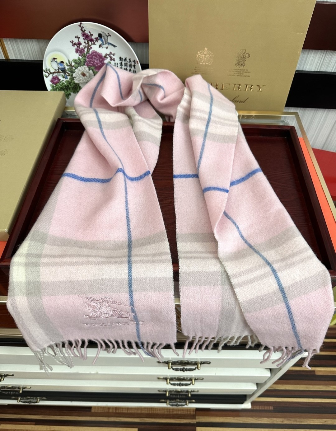 🔥巴宝莉2026。最新款💖【经典格子战马】男女通用情侣👫款，永不过时，上身效果非常棒👍质感醇尚的苏格兰风格💕采用纯羊绒面