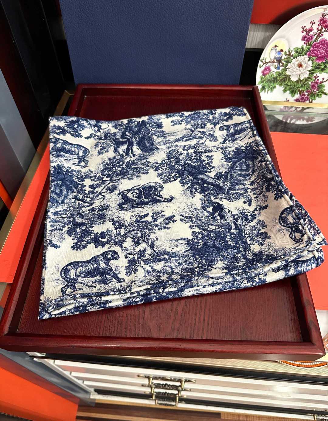 新款 2026迪奥🔥双面同色【动物丛林】最流行的花型 太美了[吃瓜]下手一定要快[嘴唇]四季都可以用[勾引]真心美的让人