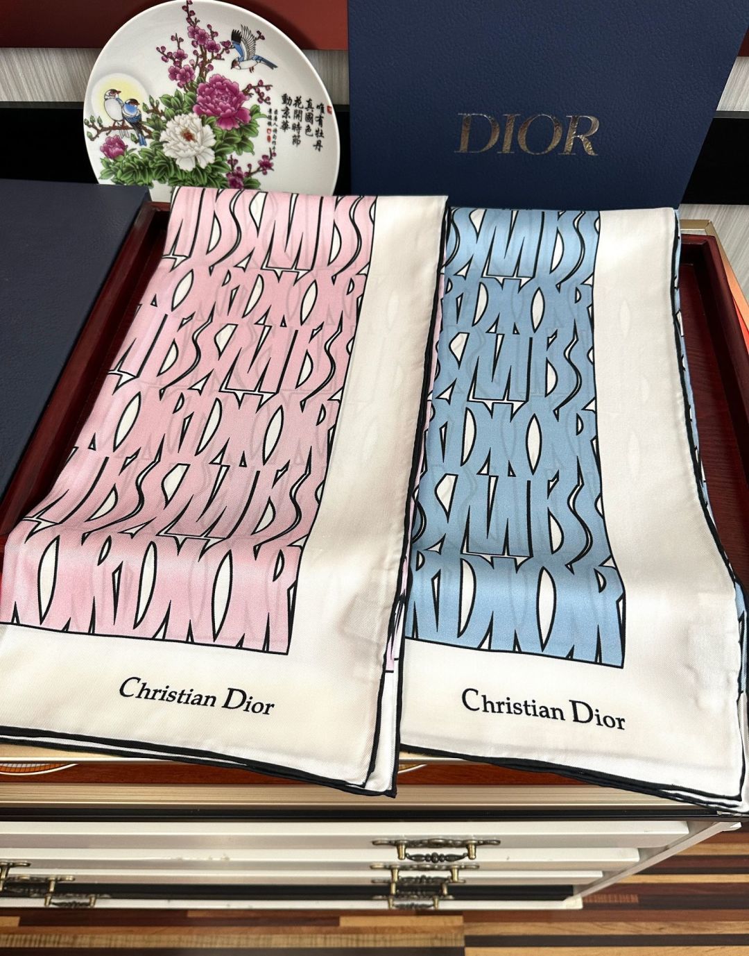 🔥Dior Chardons 2026新款 图案印花[得意]展示象征着保护[色]韧性和自由的苏格兰[庆祝]采用粉色和蓝色