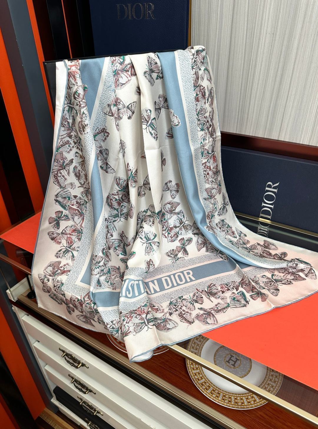 🔥新款 Dior 2026最新款官网同步Camo PaPillon 图案印花[庆祝]以优雅而诗意的设计全新演绎蝴蝶主题[
