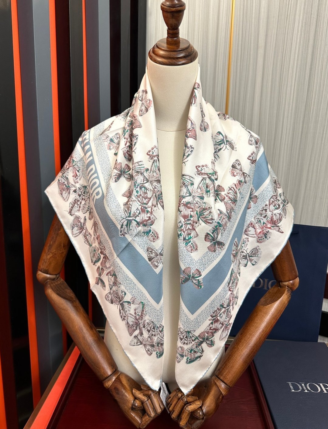🔥新款 Dior 2026最新款官网同步Camo PaPillon 图案印花[庆祝]以优雅而诗意的设计全新演绎蝴蝶主题[